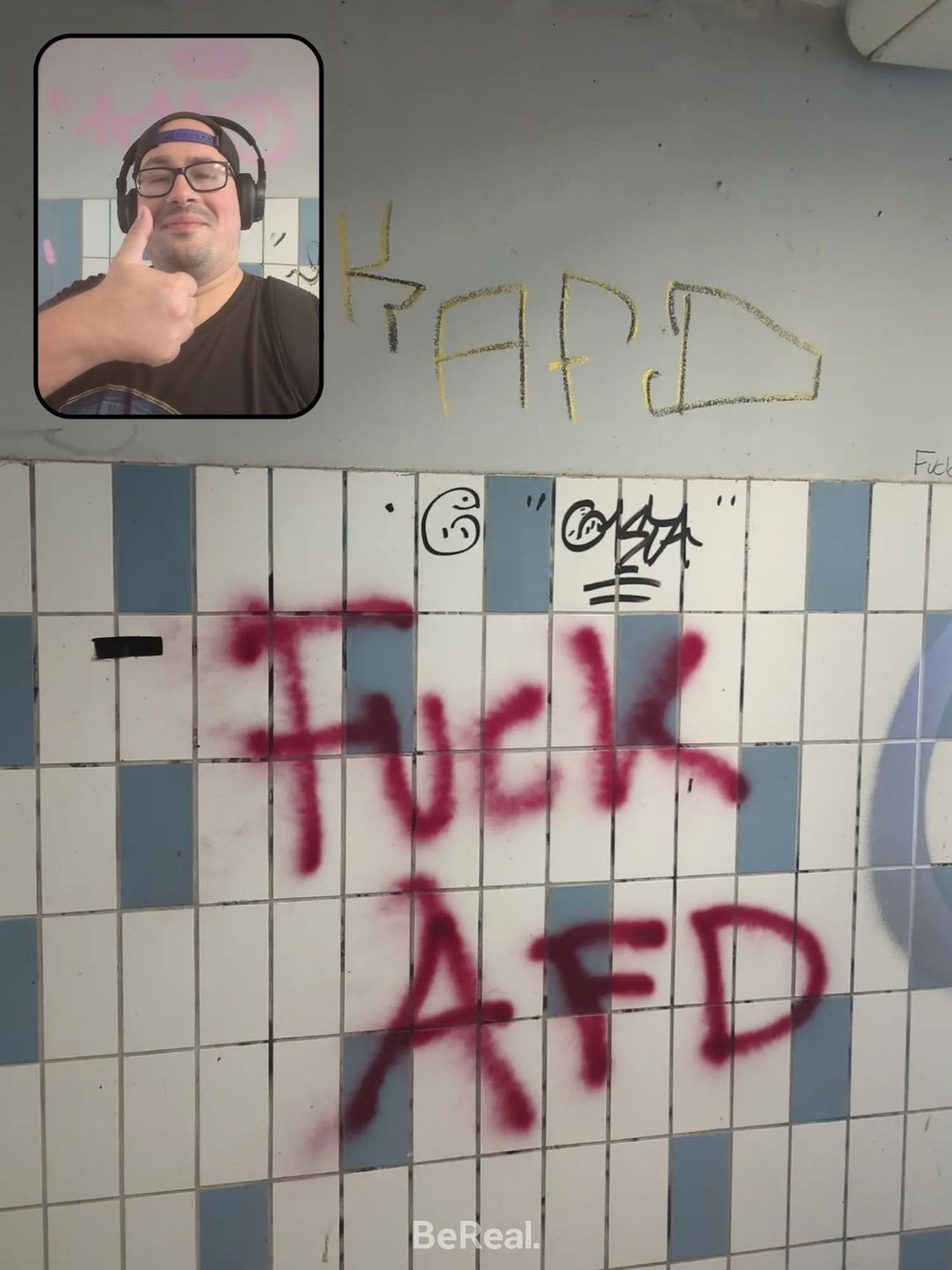 Auf einer Wand in der Bahnunterführung steht zweimal „Fuck AfD“

Ein Selfie ist von mir ist oben links.