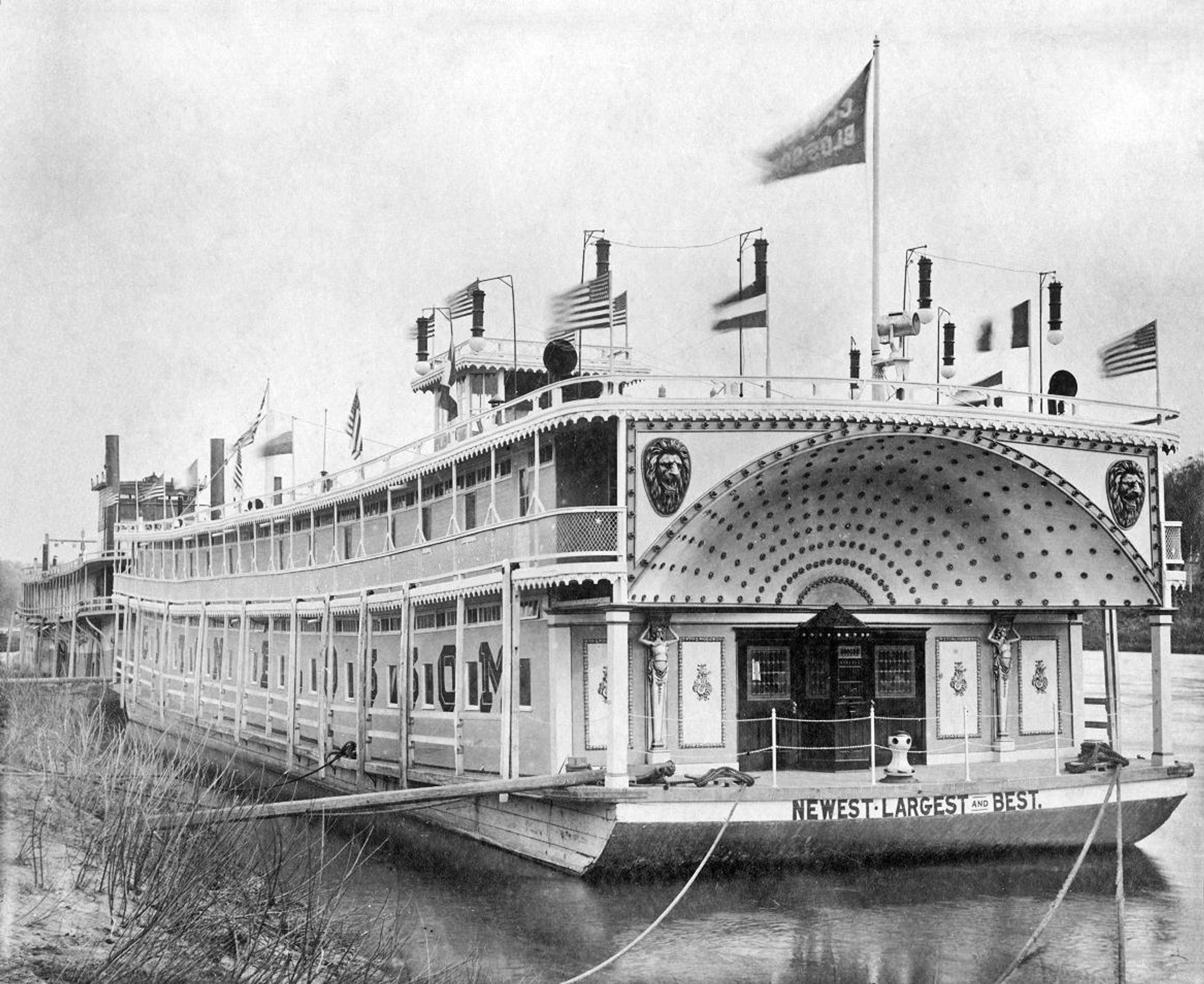 A 1908 black and white photo of a Mississippi and Ohio River showboat.