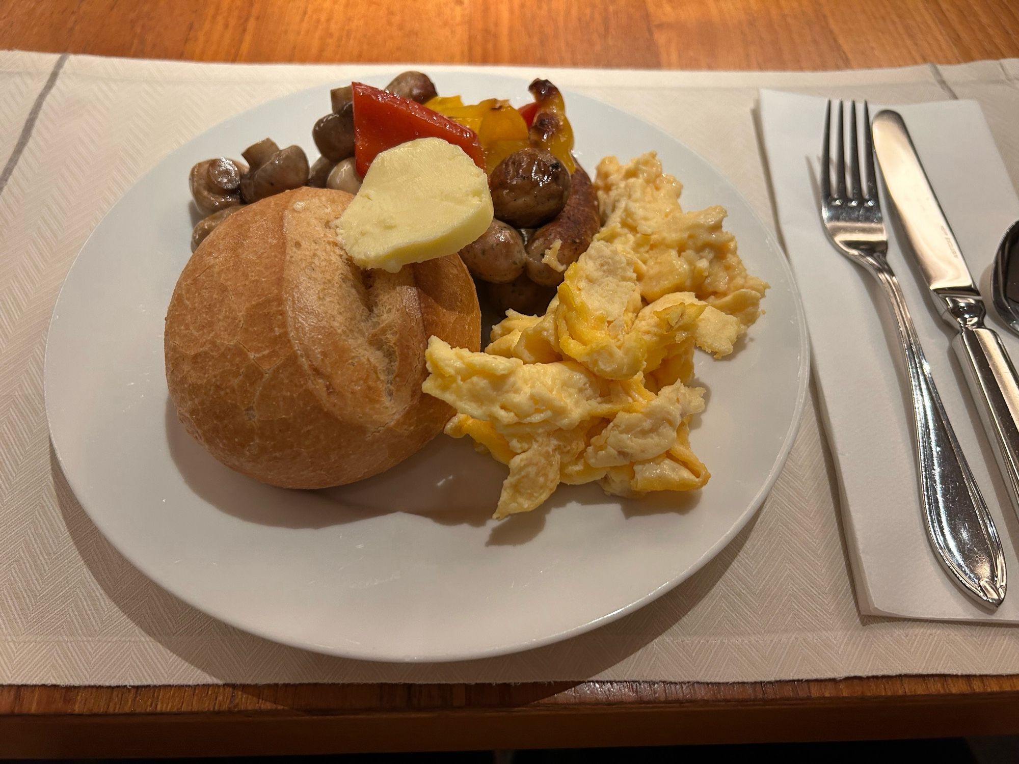 Hamburg round-bread, grilled mushrooms and peppers, wursts, and scrambled eggos