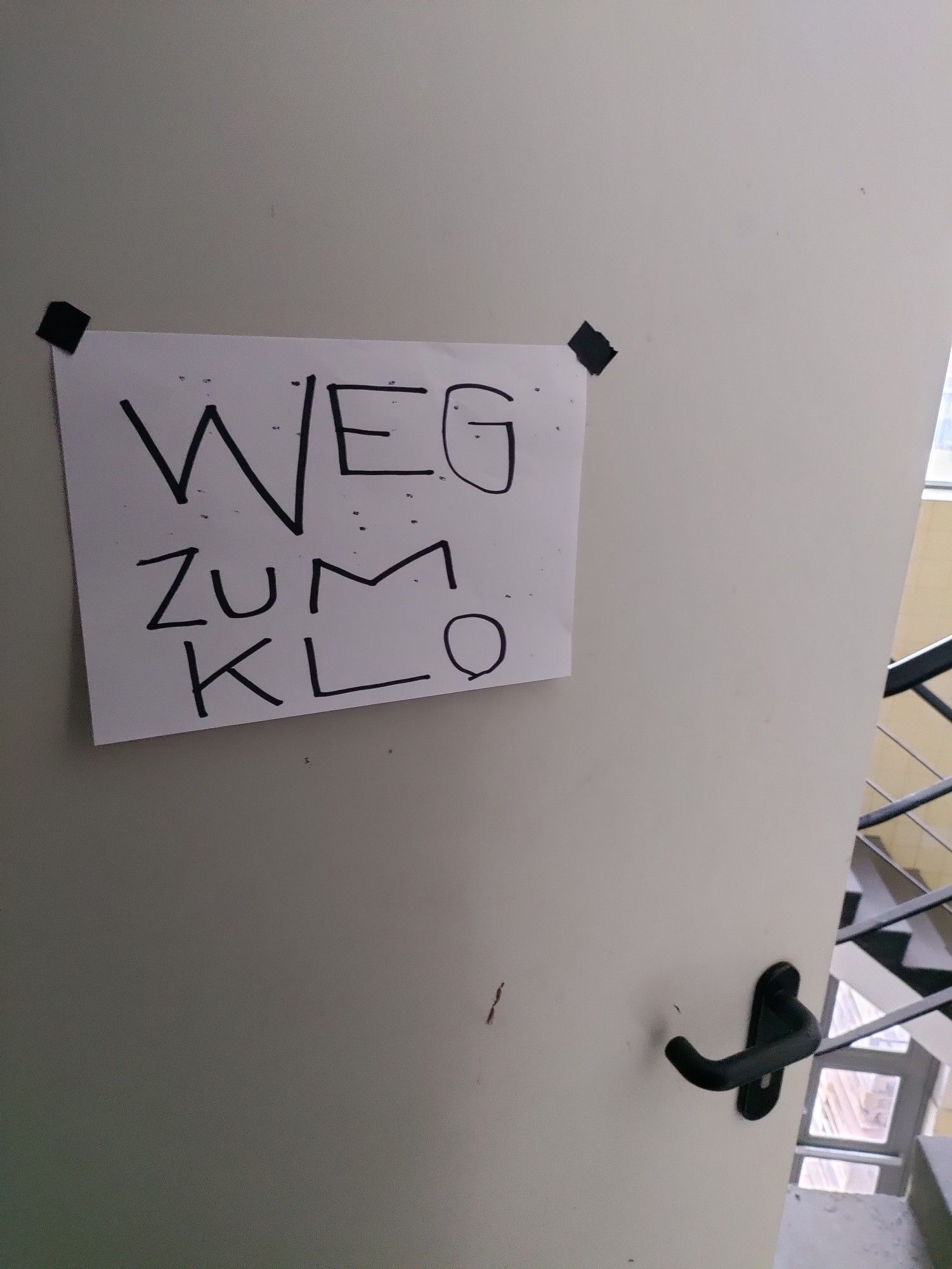 Tür mit einem Schild "Weg zum Klo"