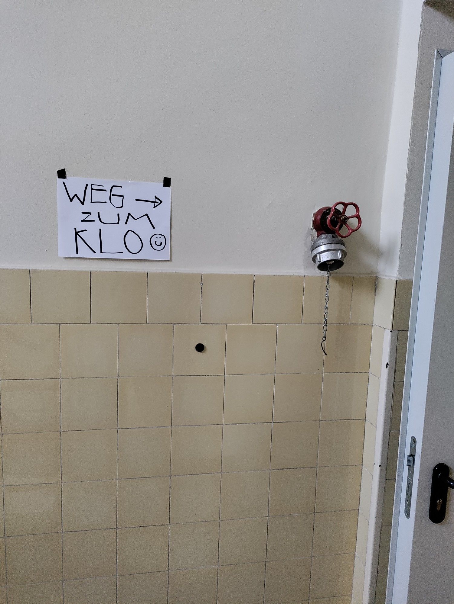 "weg zum Klo" Schild mit Pfeil auf eine tür