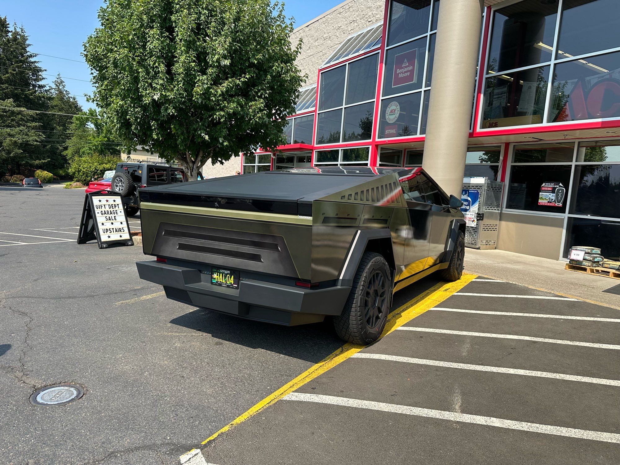 A wankpanzer with license plate HALO4 and a Warthog vinyl wrap skin