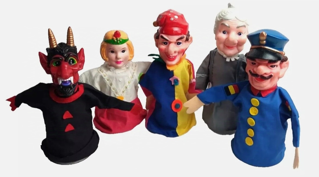 Fünf klassische Handpuppen aus dem Kasperletheater. Von links nach rechts:
Teufel, Prinzessin, Kasper, Großmutter, Wachtmeister.