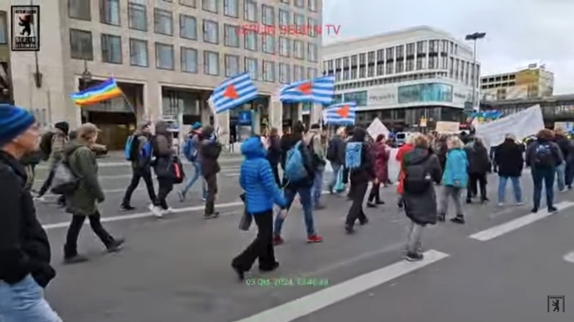 Demozug durch Berlin, drei VVN-Fahnen sind zu sehen