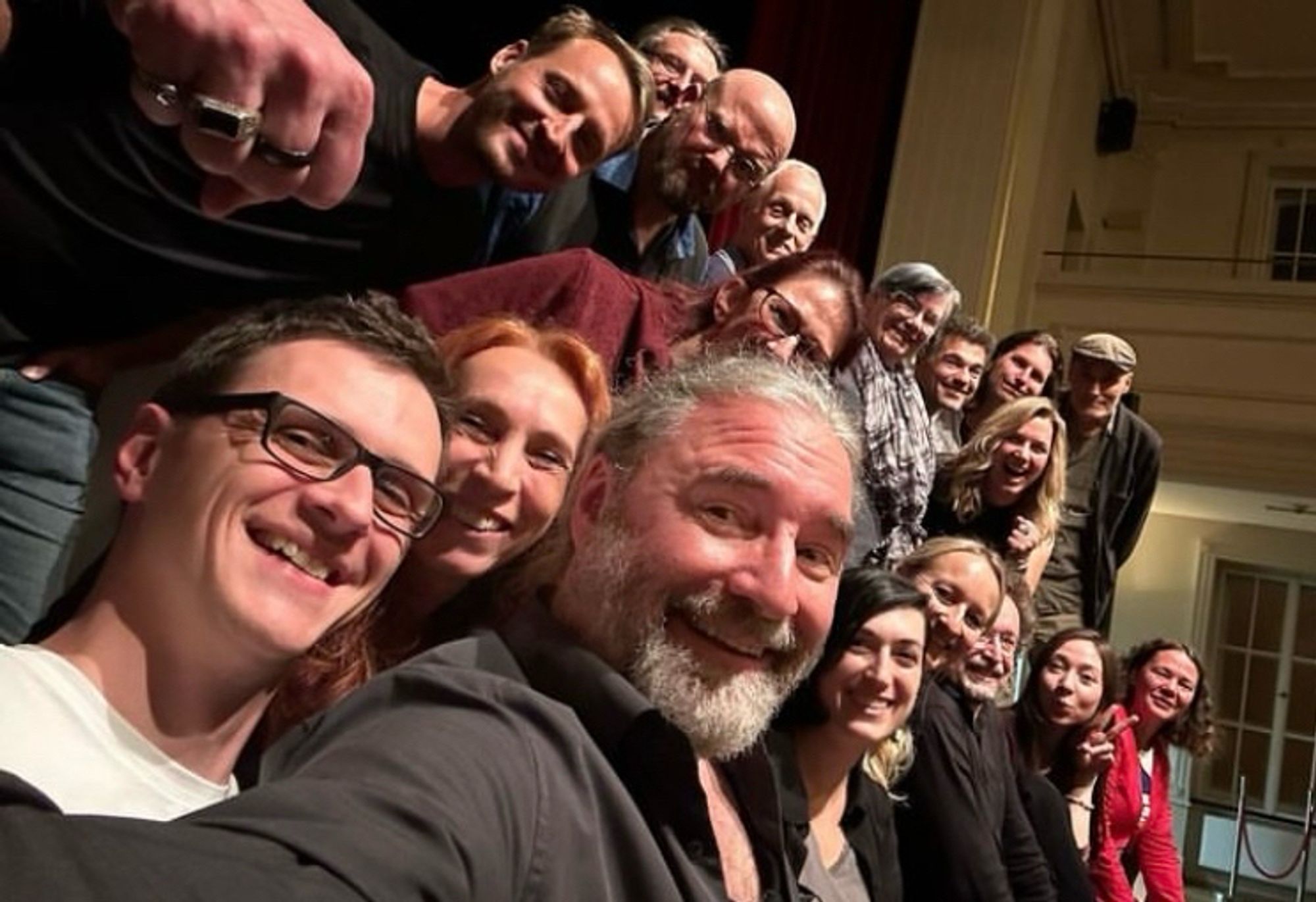 Gruppenfoto-Selfie mit Tommy und Sophia Krappweiss, Sameena Jehanzeb, Thilo Corzilius, Mira Valentin, Bernard Hennen, Jenny-Mai Nuyen, Jennifer Morscheiser, Isa Theobald, Ju Honisch, Sam Feuerbach, Henrike Tönnes, Akram El-Bahay, Robert Corvus, Andreas Brandhorst, Christian von Aster, Julia Kulewatz, Tom Daut und der Faust von Markus Heitz.