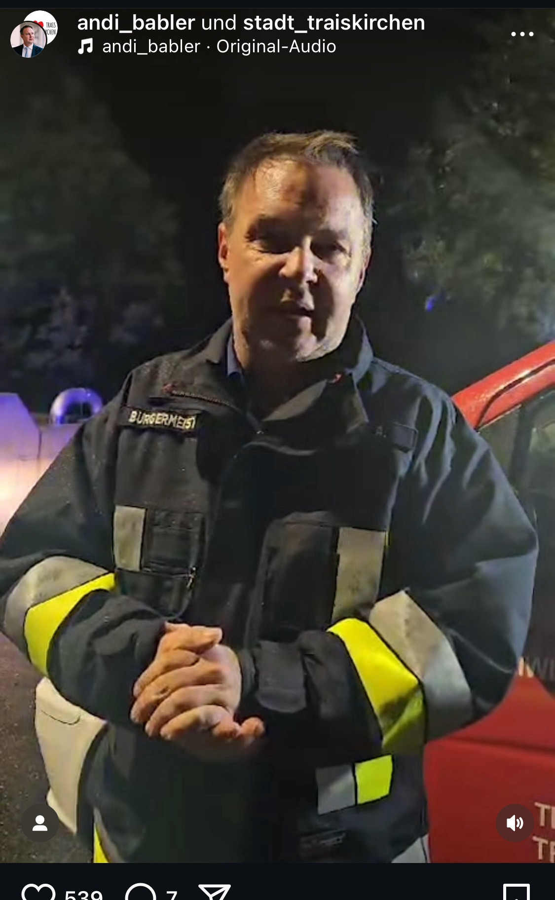 Andi Babler in Feuerwehruniform mit Warnung bestimmte Straßen zu meiden