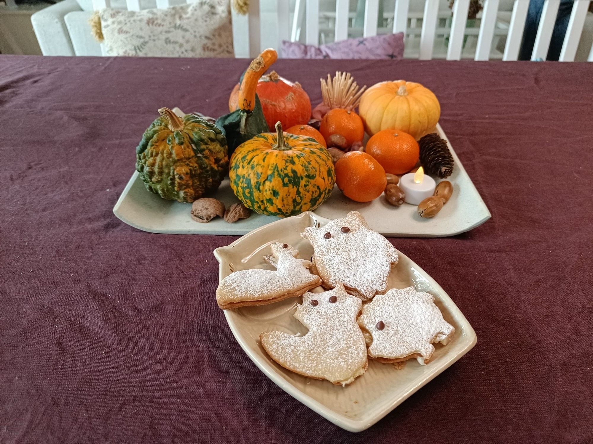 Ahornsirupkekse auf Eulenteller mit Herbstdeko