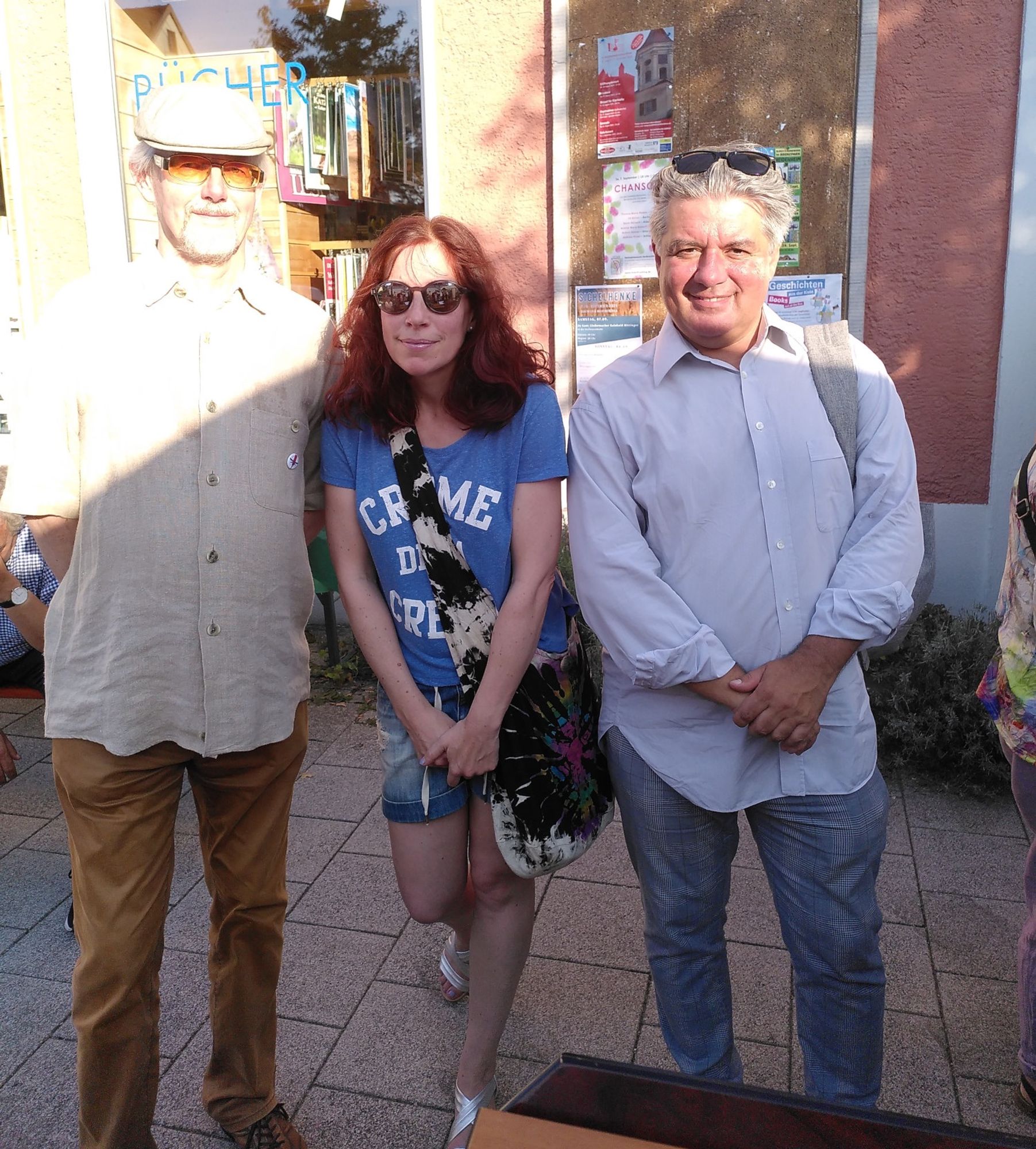 Thomas Zehender, Fee und Tamás Szalay vor der Buchhandlung Mahr.