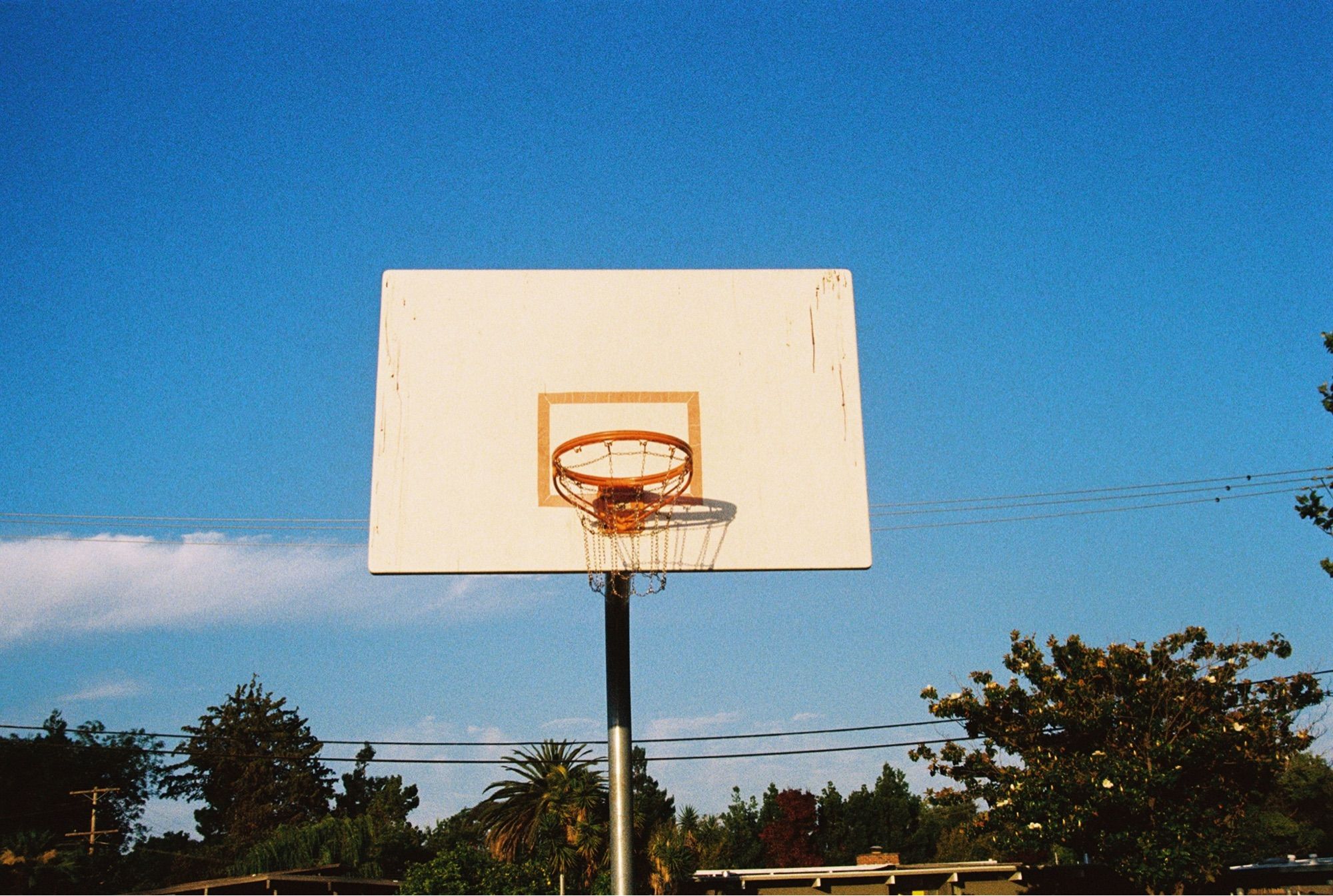 A basketball hoop with a chain net