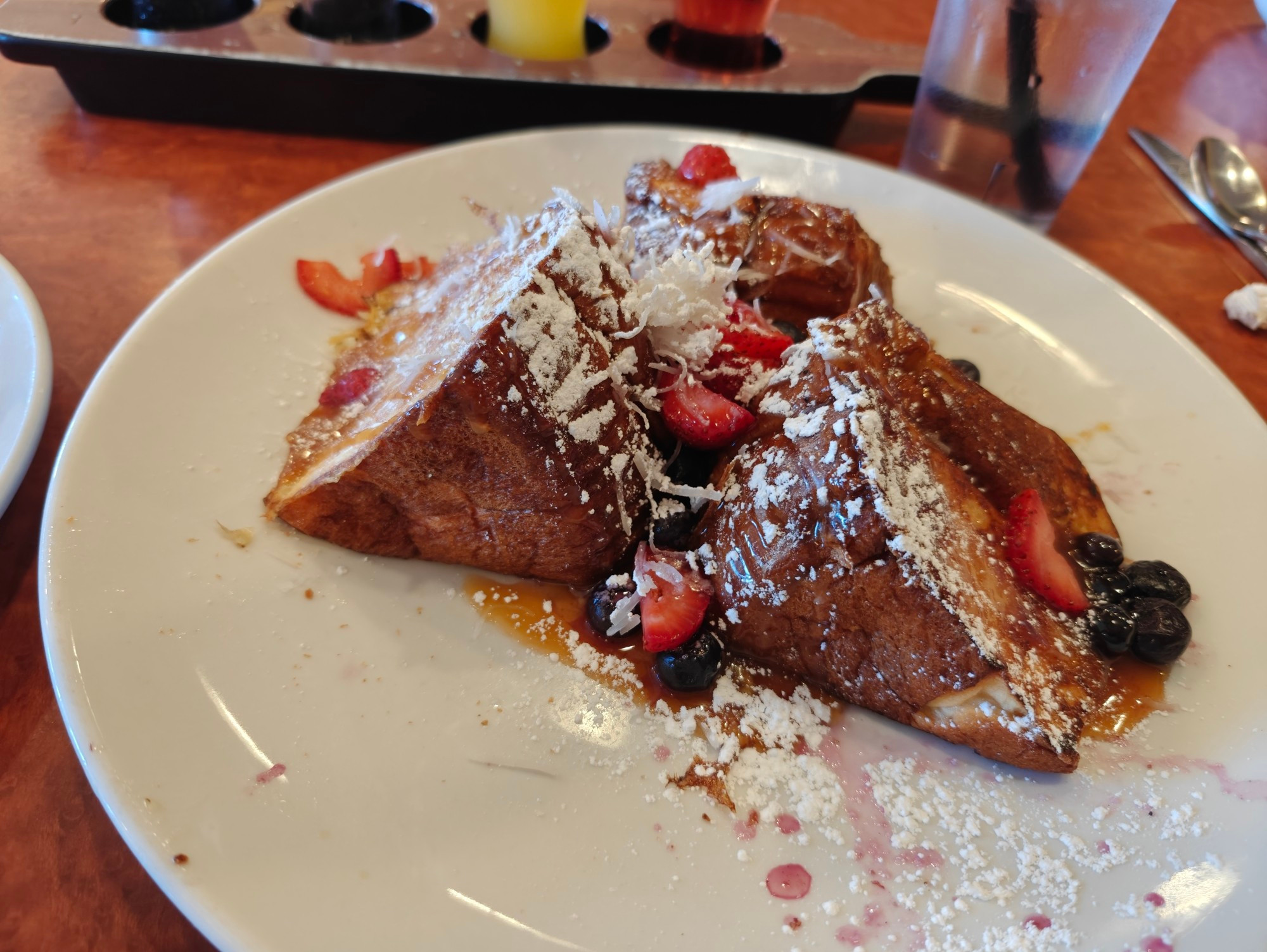 Three extra thick slices of sweet KINGS HAWAIIAN bread, grilled to a golden brown and topped with strawberries, blueberries, shredded coconut, caramel drizzle, and powdered sugar.


And yes, I copy and pasted from the menu. >.>