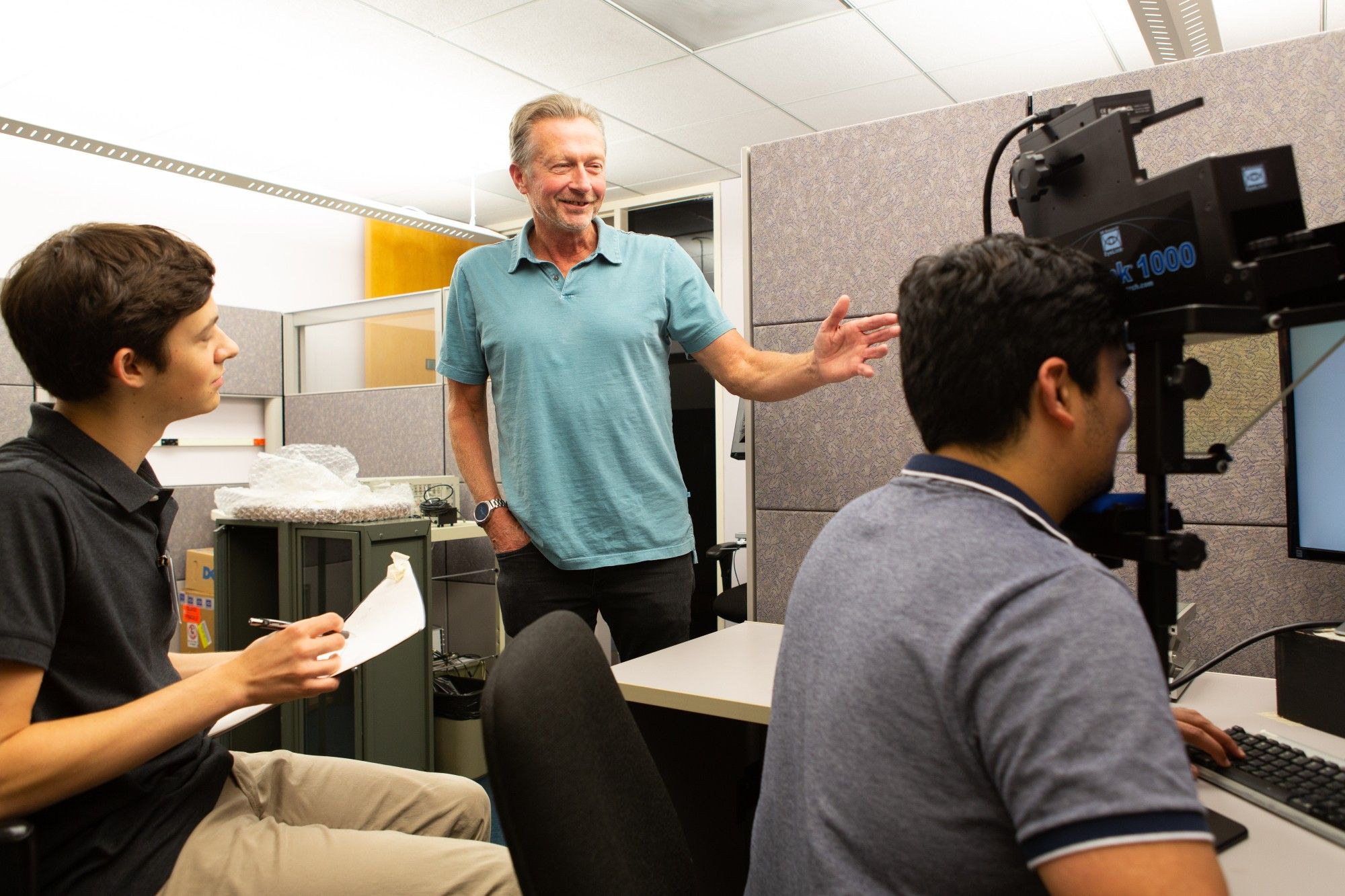 Steve Heinen and his lab colleagues discussing an eye tracking experiment