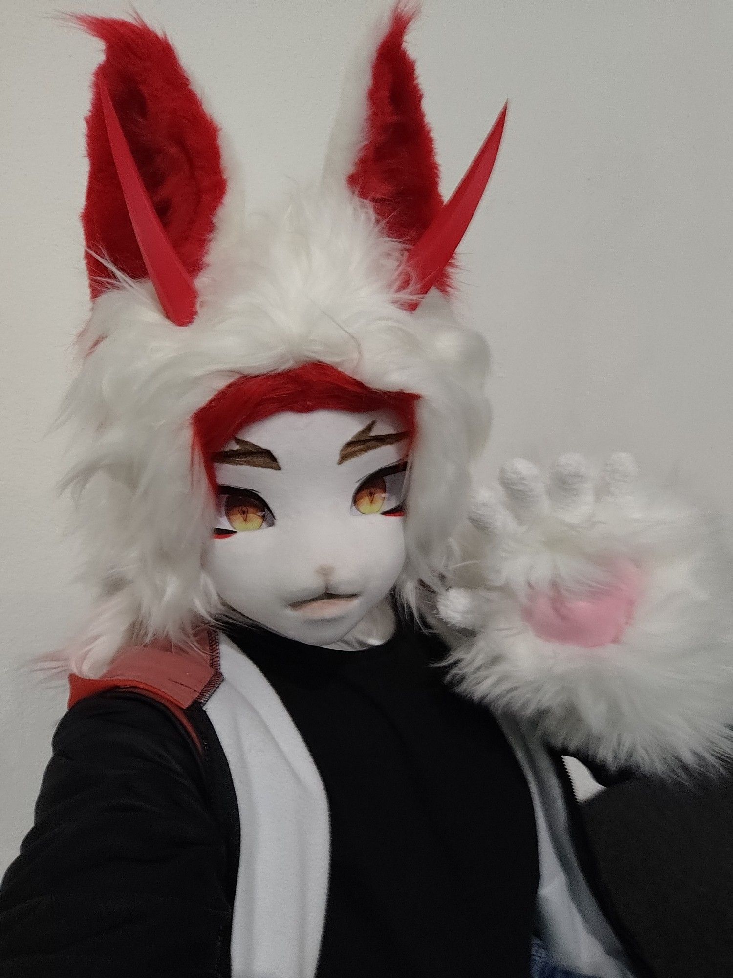 A furry-style kigurumi cosplay of Arataki Itto, from Genshin Impact.