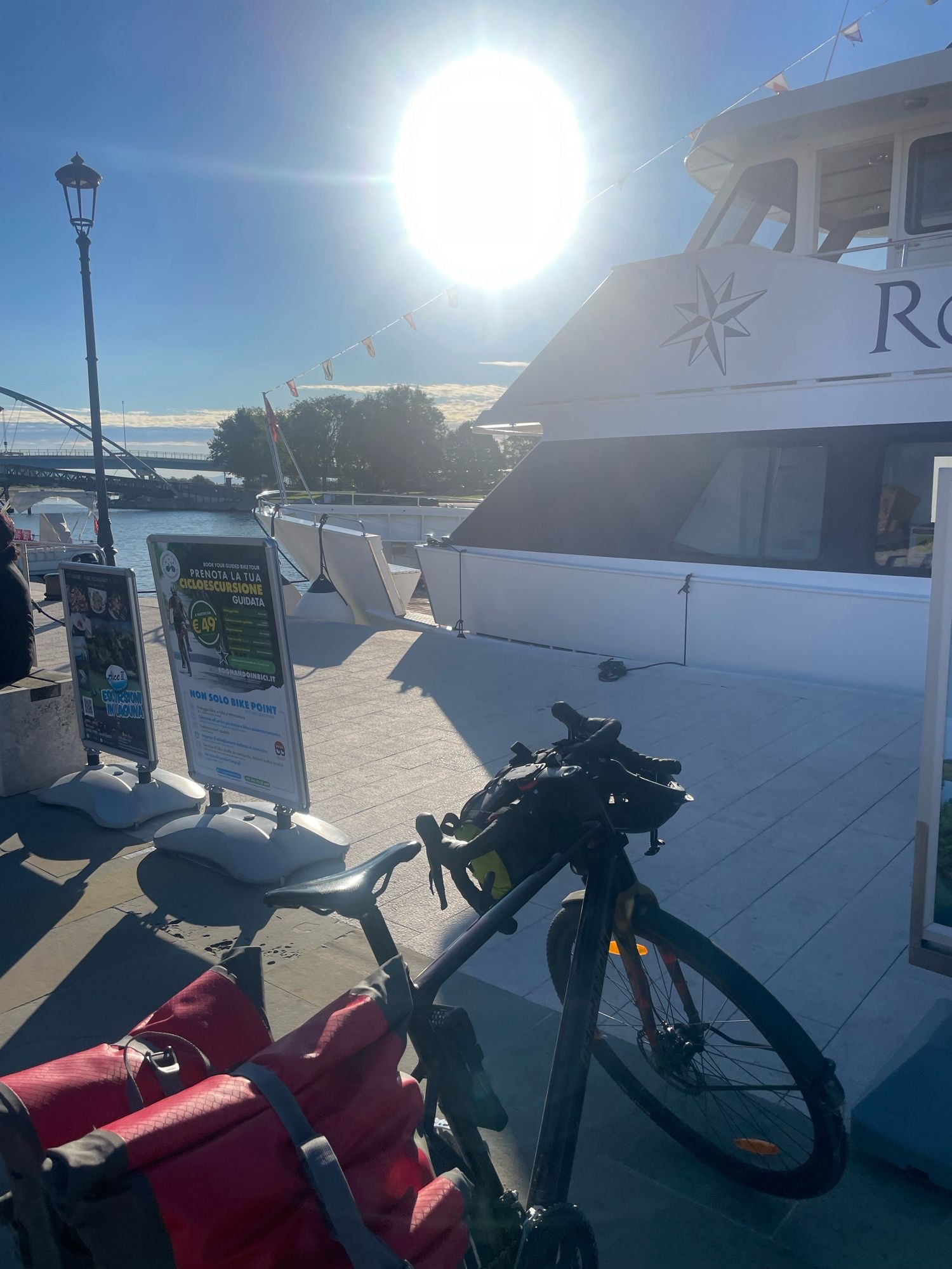 Fahrrad vor Fähre in Morgensonne