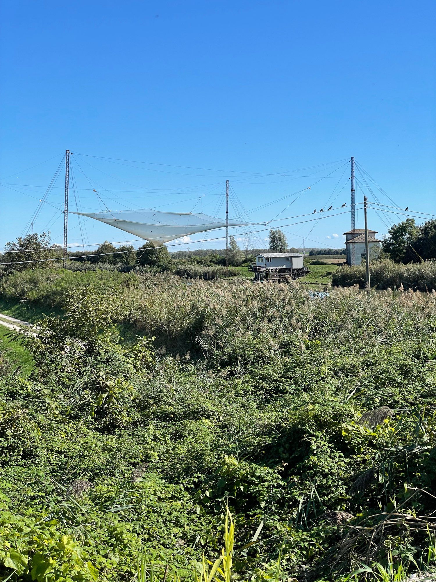 Fischernetz über einem Kanal