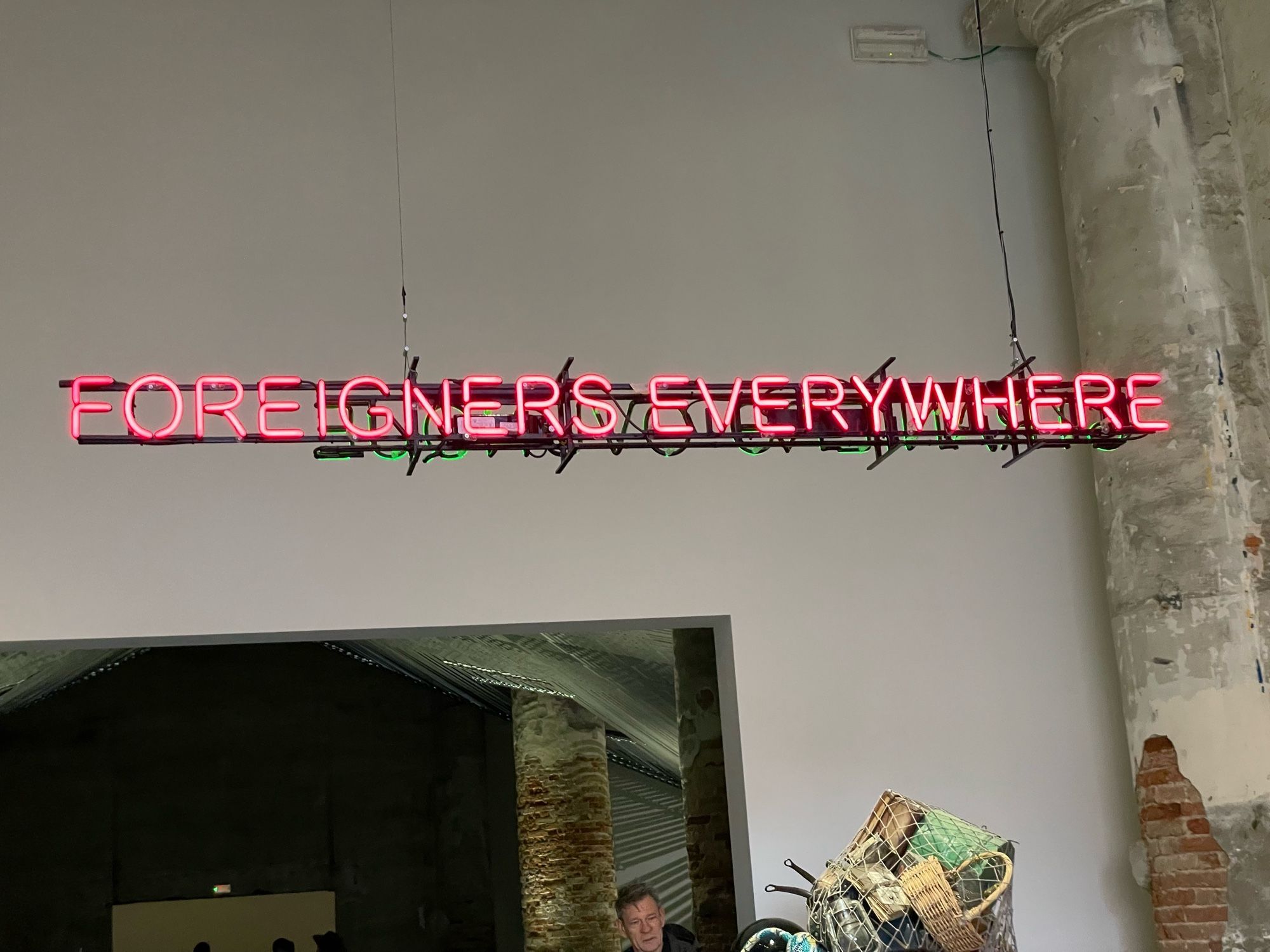 Motto der Biennale 2024, „Strangers everywhere“