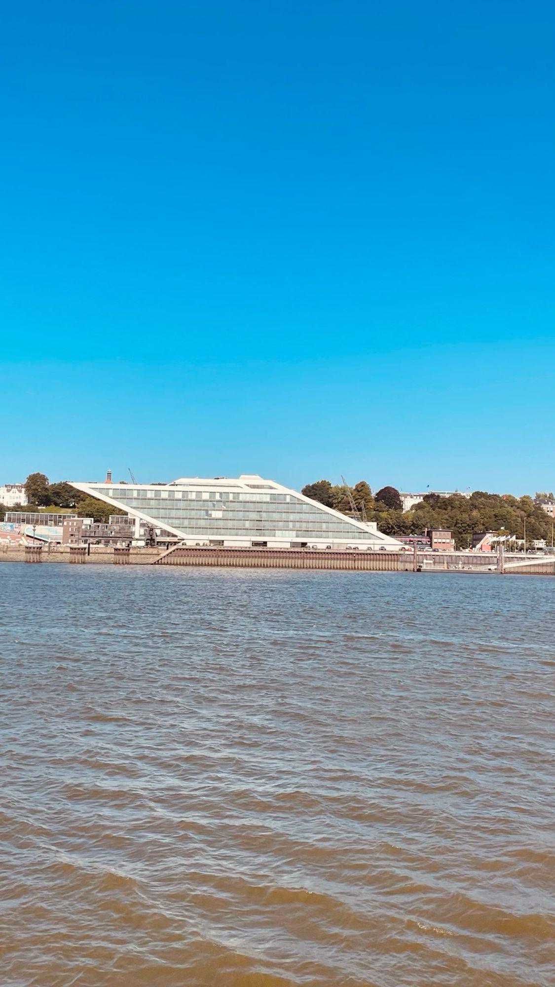 Das Dockland im Hamburger Hafen von einer Fähre Richtung Steinwerder aus fotografiert. 05.09.24