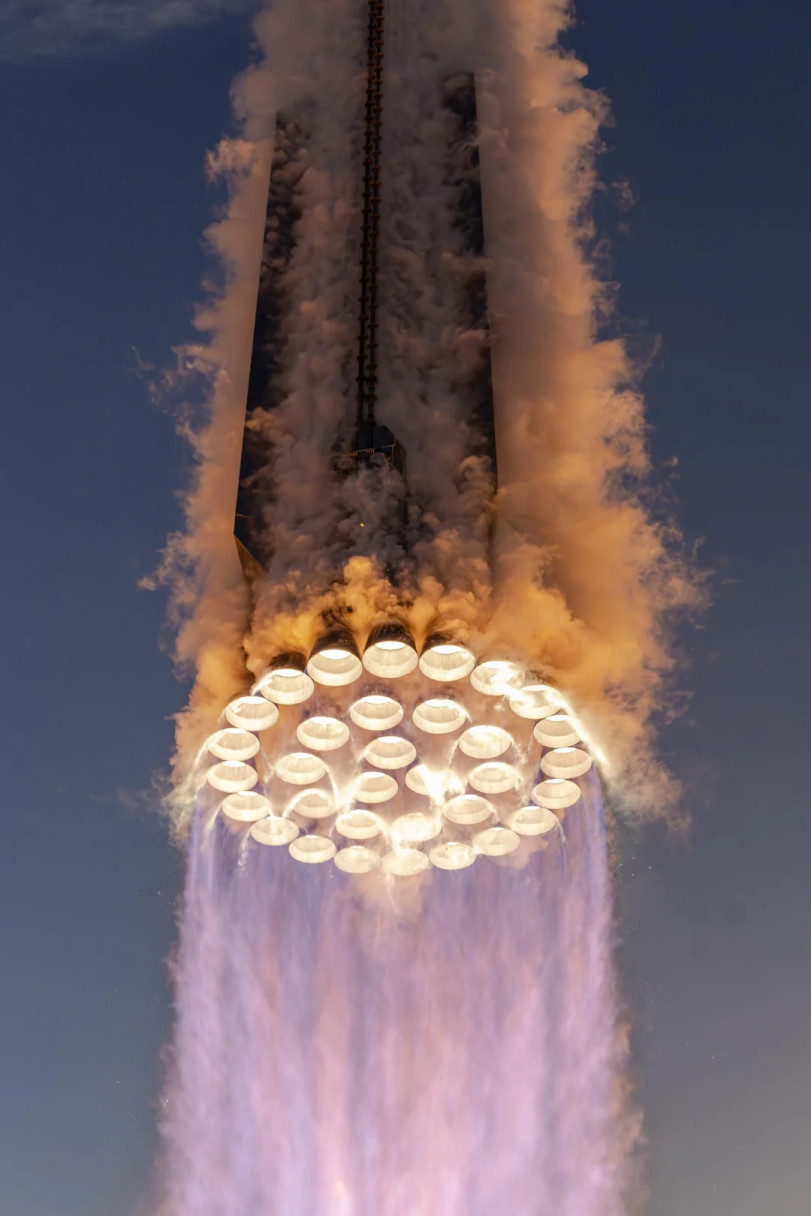 the hilarious number of engines at the base of a SpaceX Starship rocket just blazing away