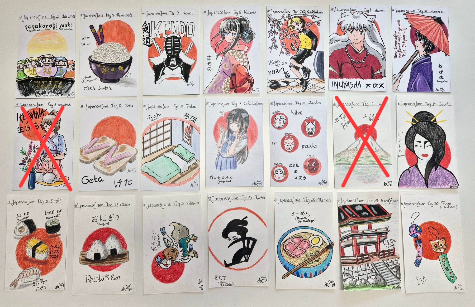 21 MaxiATCs liegen schön aufgereiht auf meinem Schreibtisch. Alle mit Polychromos coloriert. 2 sind rot durchgeixt.

Obere Reihe:
Daruma Puppen, Reisschale mit Stäbchen, Kendo Rüstung Oberkörper, Anime Mädchen im Kimono, Shindō Hikaru auf einem Go Brettspiel mit Sakurabaum links, Inu Yasha, Anime Junge in lila Kimono mit rotem Schirm

Mittlere Reihe:
Karte rot durchgeixt, 1 Paar Holzsandalen, Ausschnitt eines Zimmers mit einem Futon, Schulmädchen, 5 kleine Masken mit rotem Hintergrund, Karte ist rot durchgeixt, Geisha

Untere Reihe:
4 verschiedene Sushisorten, 2 Reisbällchen auf einem Holzbrett, Evoli und seine Entwicklungen zu 1 Pokémon zusammengefügt, eine Art Logo einer Geisha mit Fächer, Schale mit Ramen (Nudeln, Ei, Schinken und Lauch), Tempel/Schrein, 2 Windspiele (Mond mit Sterne, Katze)

Auf allen Karten steht über der Zeichnung #JapaneseJune, sowie der Tag und welches Motiv es ist. Ebenso sind alle Karten japanisch beschriftet.