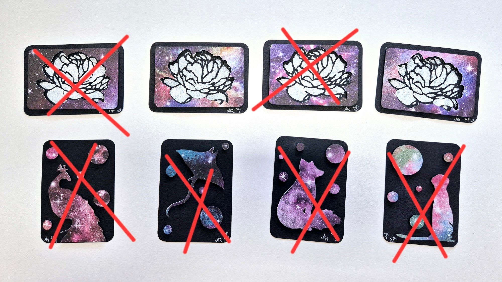 8 ATCs, schwarze Karten mit Galaxiemotiv, davon sind noch 2 Rosen übrig (mittig eine weiße Acrylrose gedruckt, umrandet von Galaxiepapier)