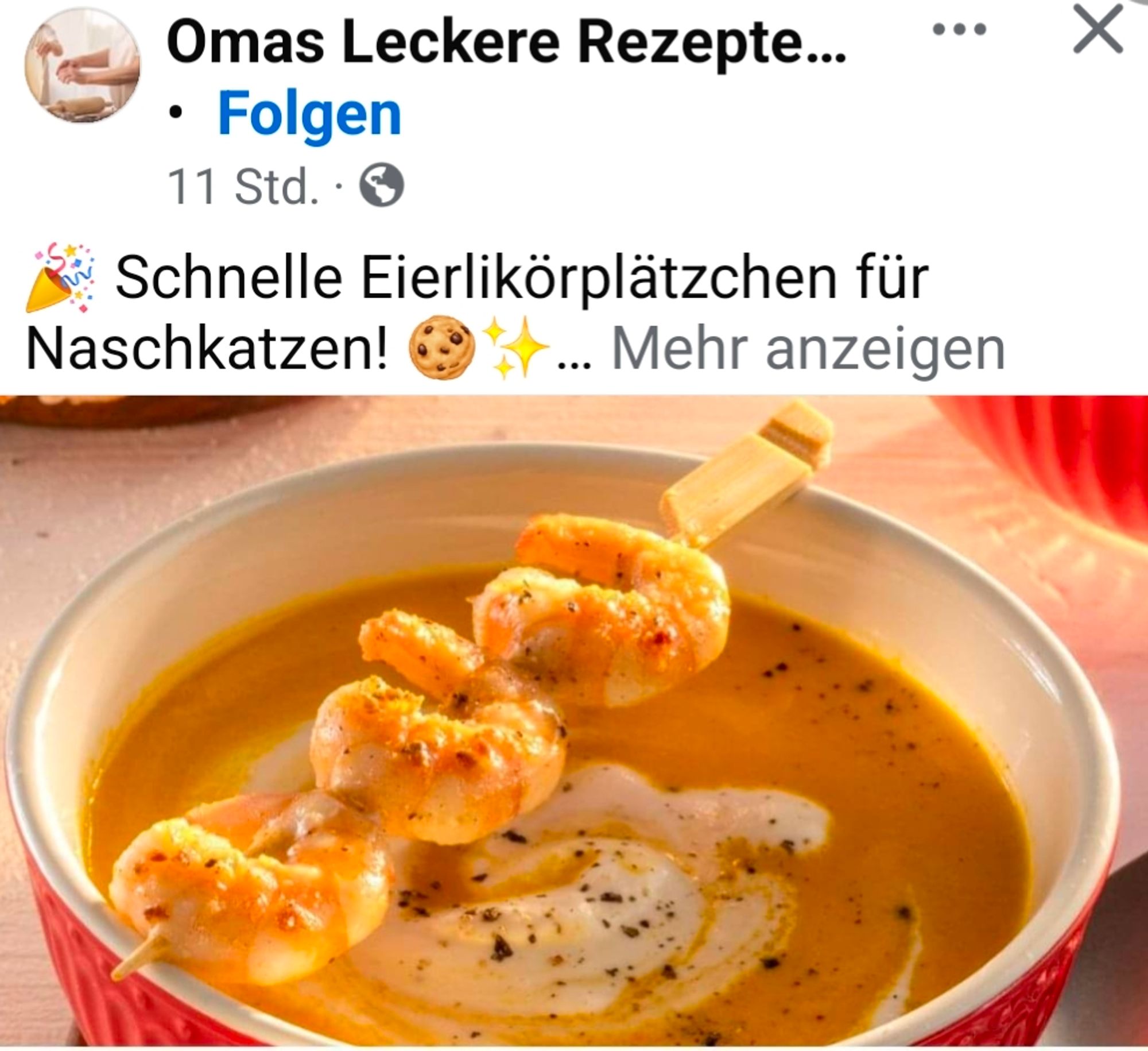 Screenshot aus Facebook.
Der Account "Omas leckere Rezepte" schreibt: Schnelle Eierlikörplätzchen für Naschkatzen! Darunter sieht man ein Bild von einer orangefarbenen Cremesuppe. Über der Schale liegt ein Spieß mit drei gebratenen Garnelen. Sieht lecker aus, passt nur nicht zum Text.