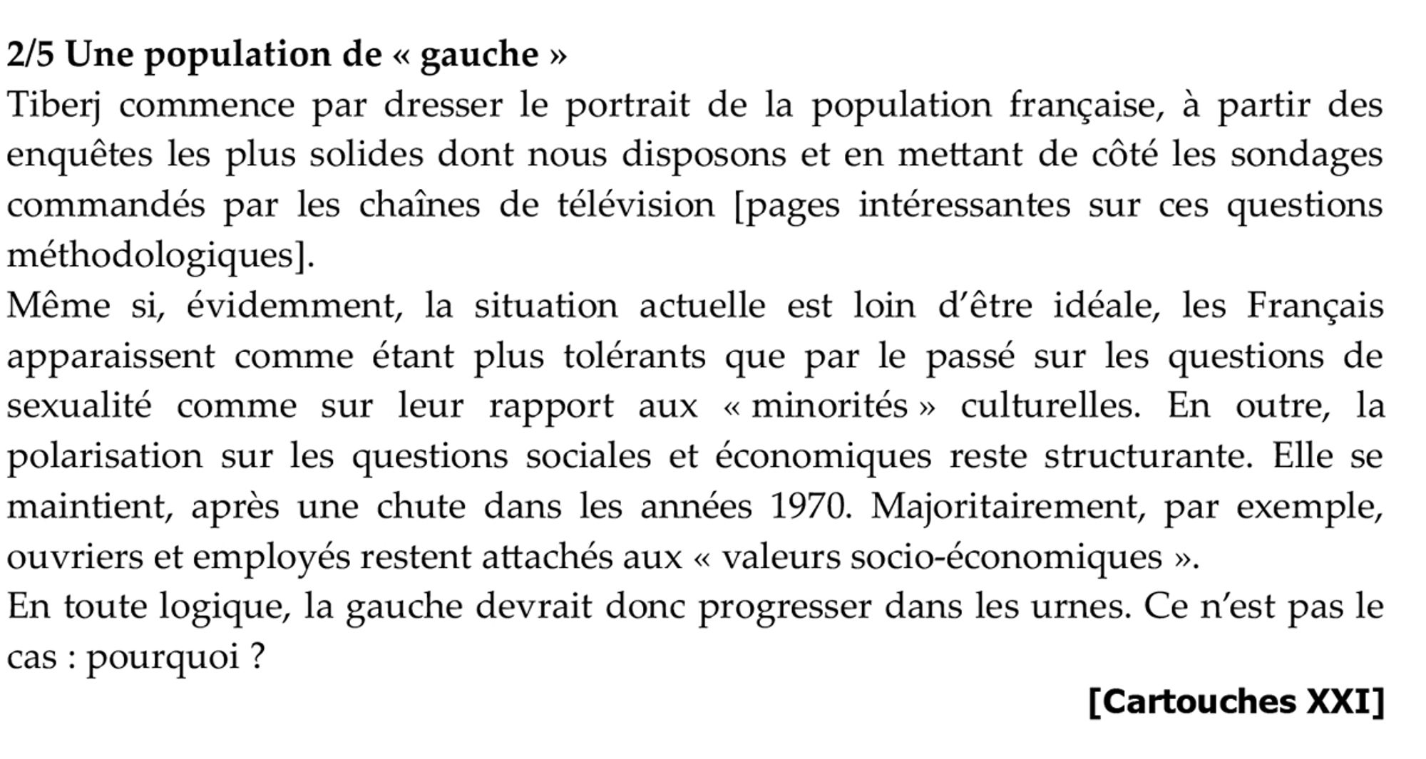 2/5 Une population de « gauche »
Tiberj commence par dresser le portrait de la population française, à partir des enquêtes les plus solides dont nous disposons et en mettant de côté les sondages commandés par les chaînes de télévision [pages intéressantes sur ces questions méthodologiques].
Même si, évidemment, la situation actuelle est loin d’être idéale, les Français apparaissent comme étant plus tolérants que par le passé sur les questions de sexualité comme sur leur rapport aux « minorités » culturelles. En outre, la polarisation sur les questions sociales et économiques reste structurante. Elle se maintient, après une chute dans les années 1970. Majoritairement, par exemple, ouvriers et employés restent attachés aux « valeurs socio-économiques ».
En toute logique, la gauche devrait donc progresser dans les urnes. Ce n’est pas le cas : pourquoi ?