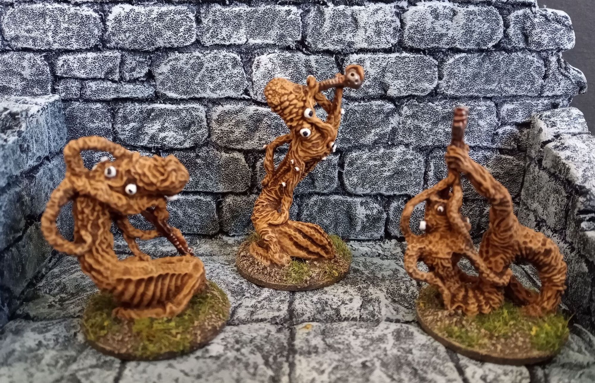 28mm miniatures of “Servitors of the Outer Gods” by Grenadier Miniatures UK, or possibly RAFM. 

Formless quivering flesh, with random sheep like eyes , playing chanters. A 