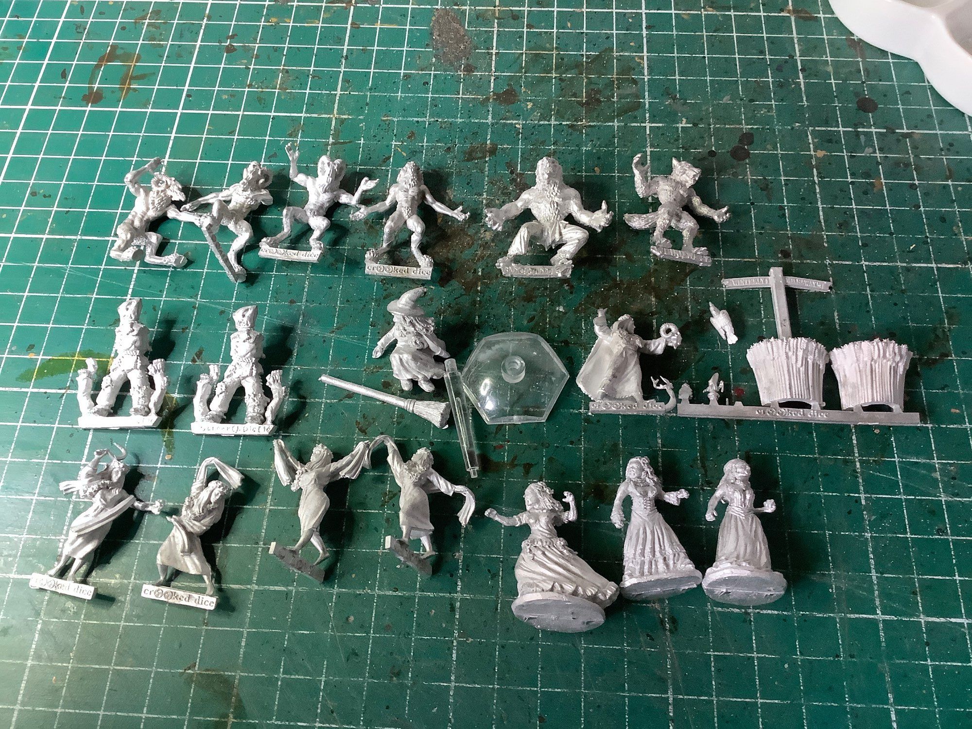 28mm protagonists for “Devilry Afoot”. Creatures, witches and vampyres 
Waiting for the touch of the brush.