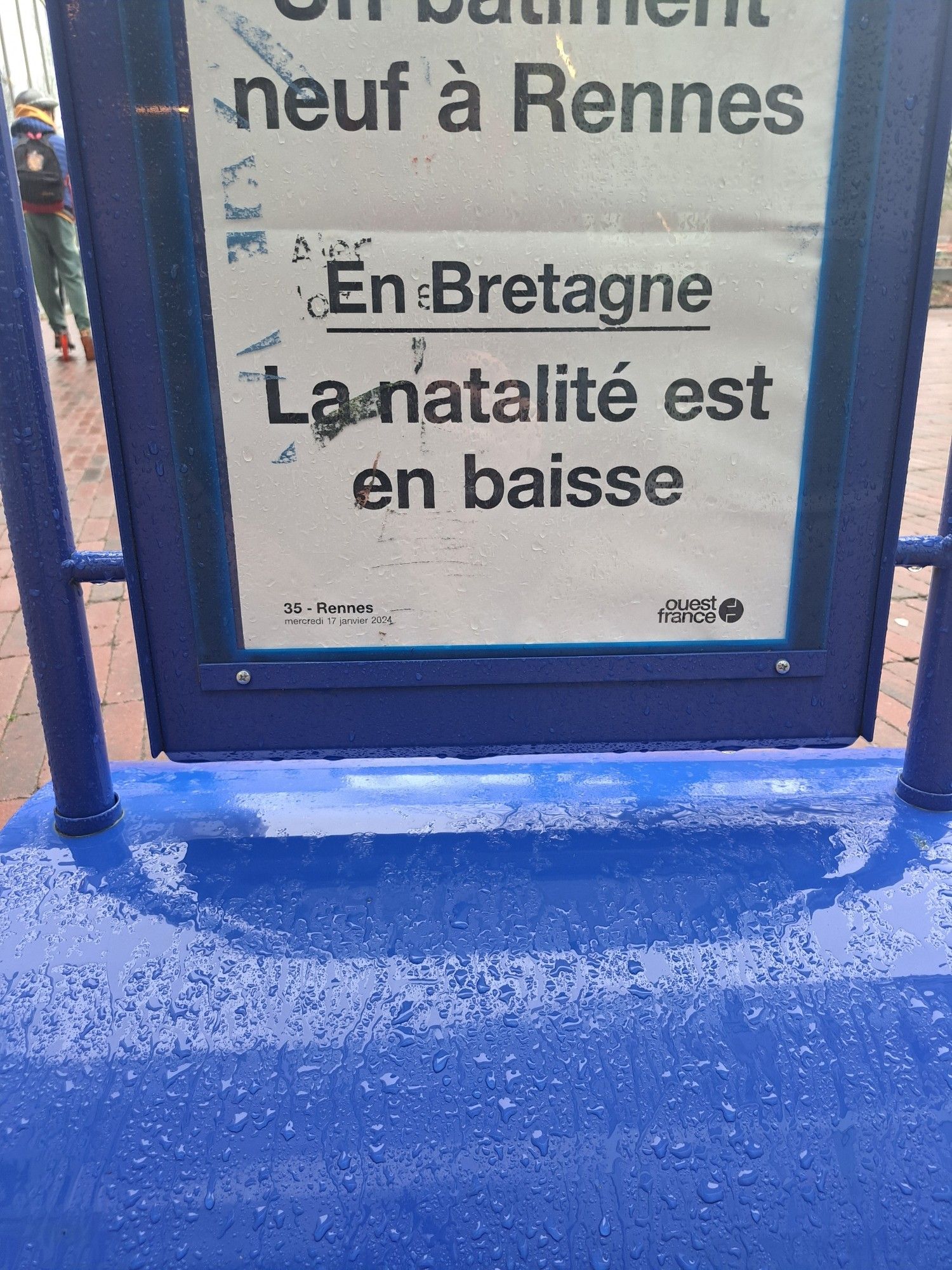 Titre du jour de Ouest France indiquant "En Bretagne : la natalité est en baisse"