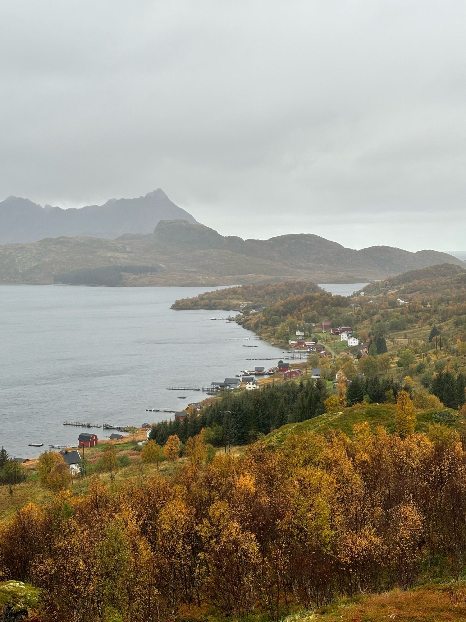 Utsikt over Barkestad, fjord og fjell og høstfarger på løvtrærne