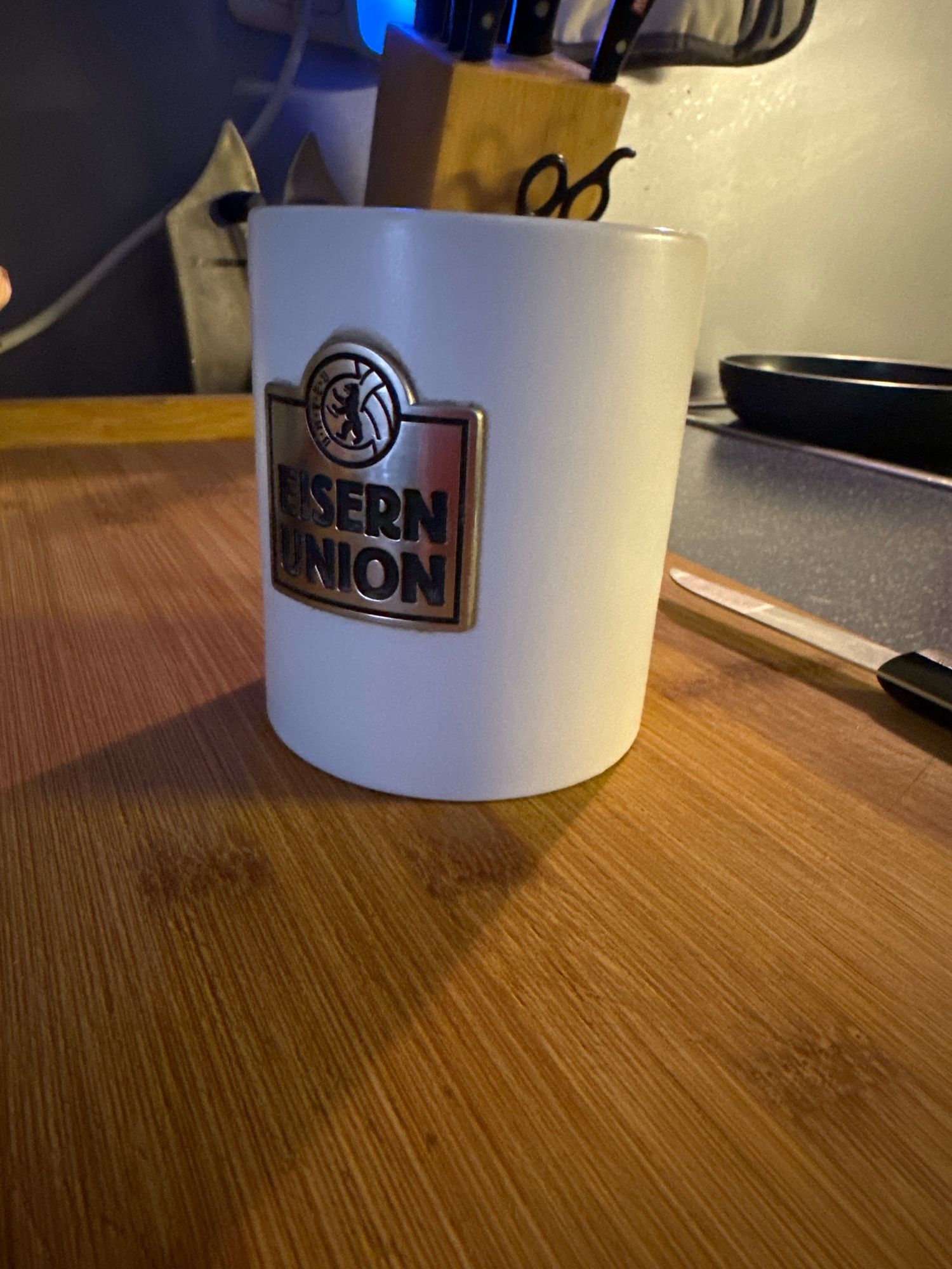 Kaffeetasse mit Schriftzug EISERN UNION.