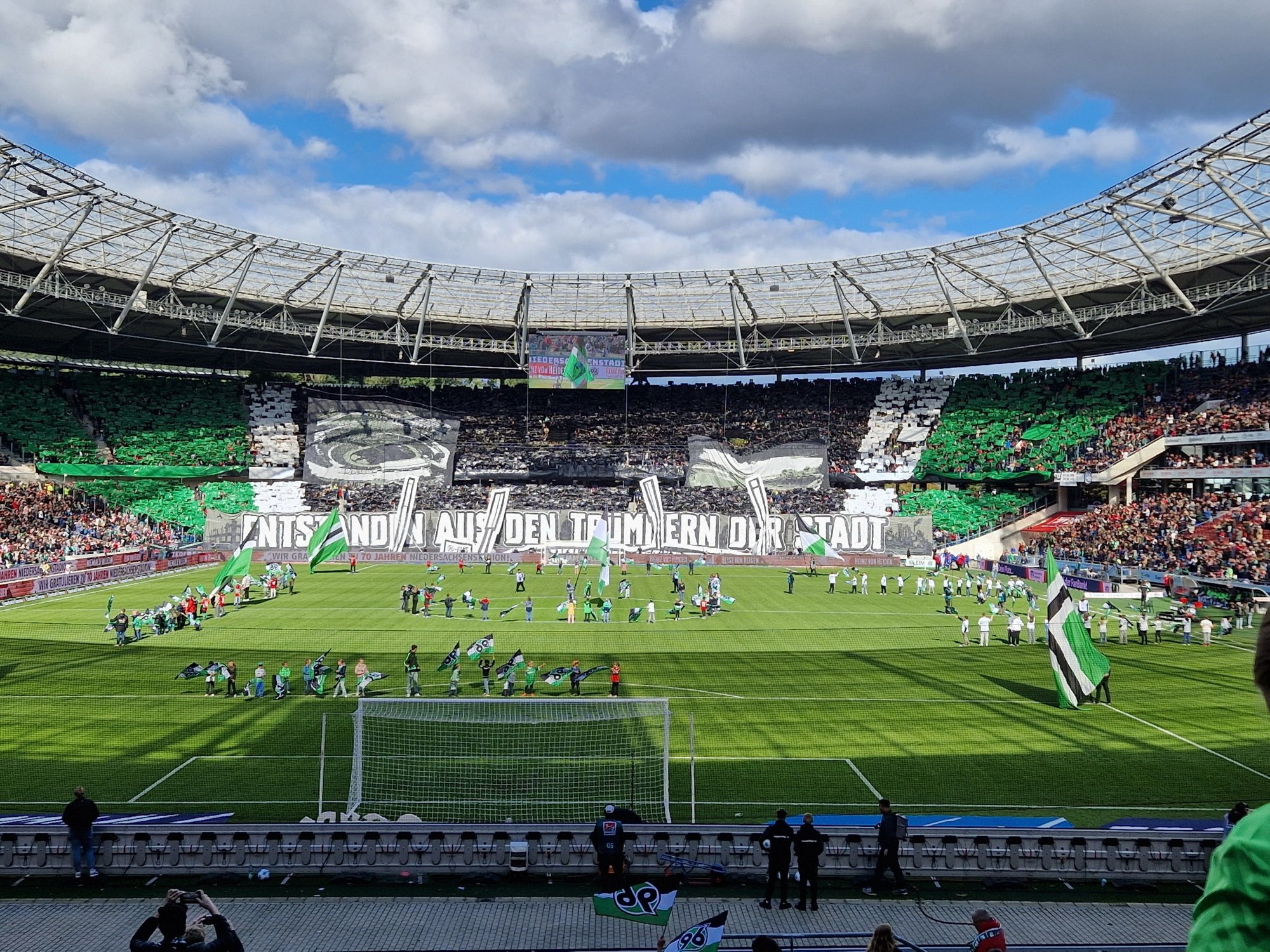 Fanchoreo in der Nordkurve zum 70. Geburtstag des Niedersachsenstadions mit Spruchband „Entstanden aus den Trümmern der Stadt“