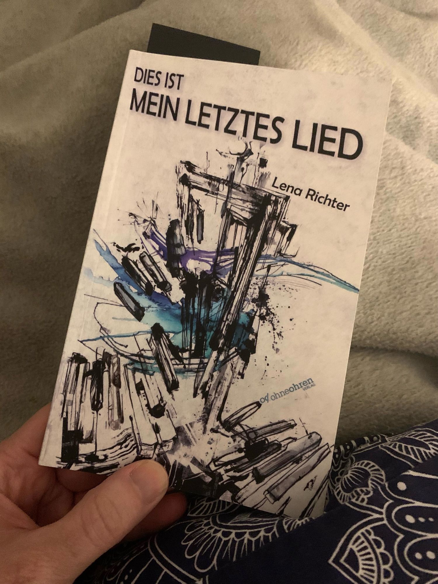 Taschenbuch „Dies ist mein letztes Lied“ von Lena Richter aus dem ohneohren-Verlag.