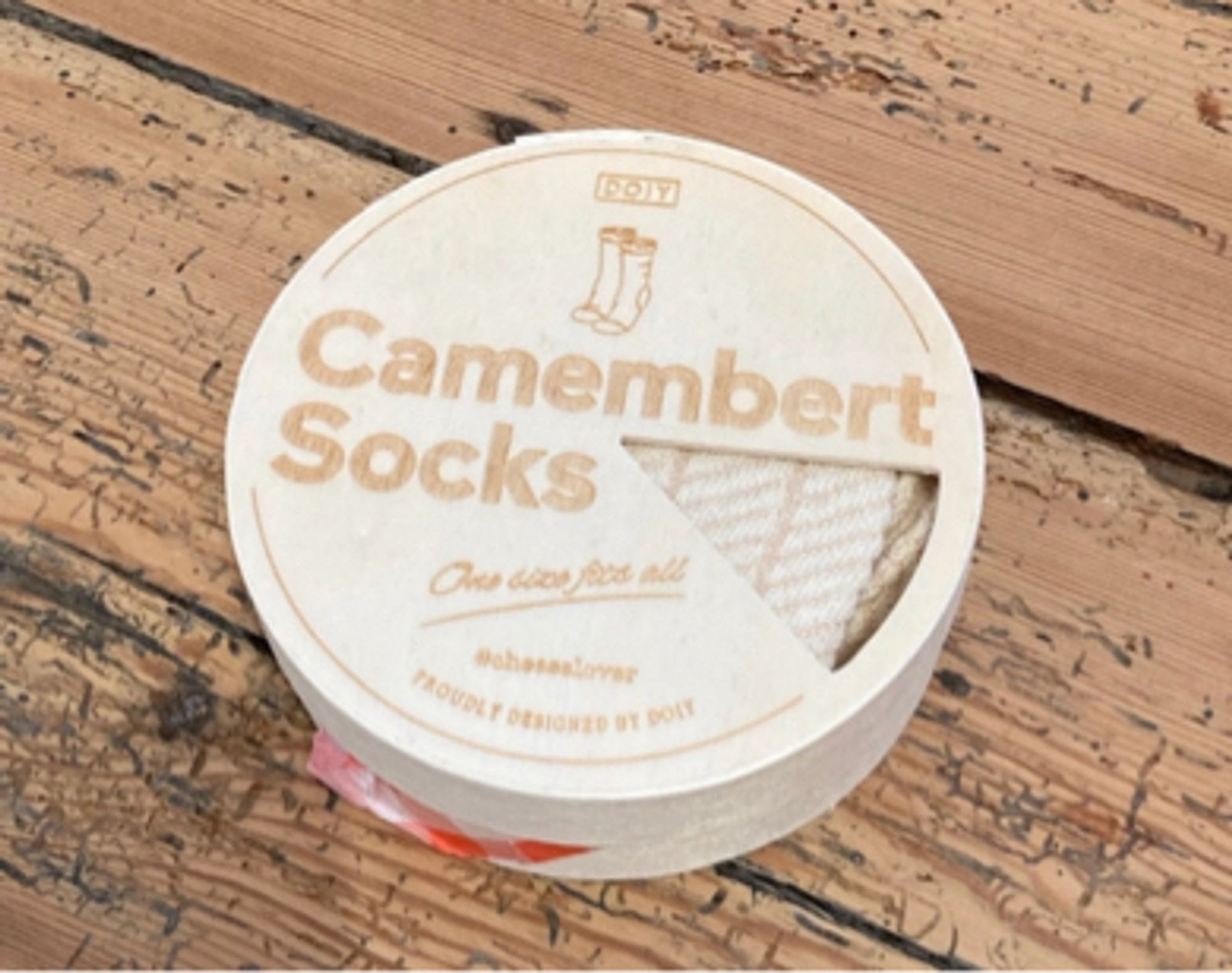 Photo de boîte à camembert avec écrit « camembert socks » dessus