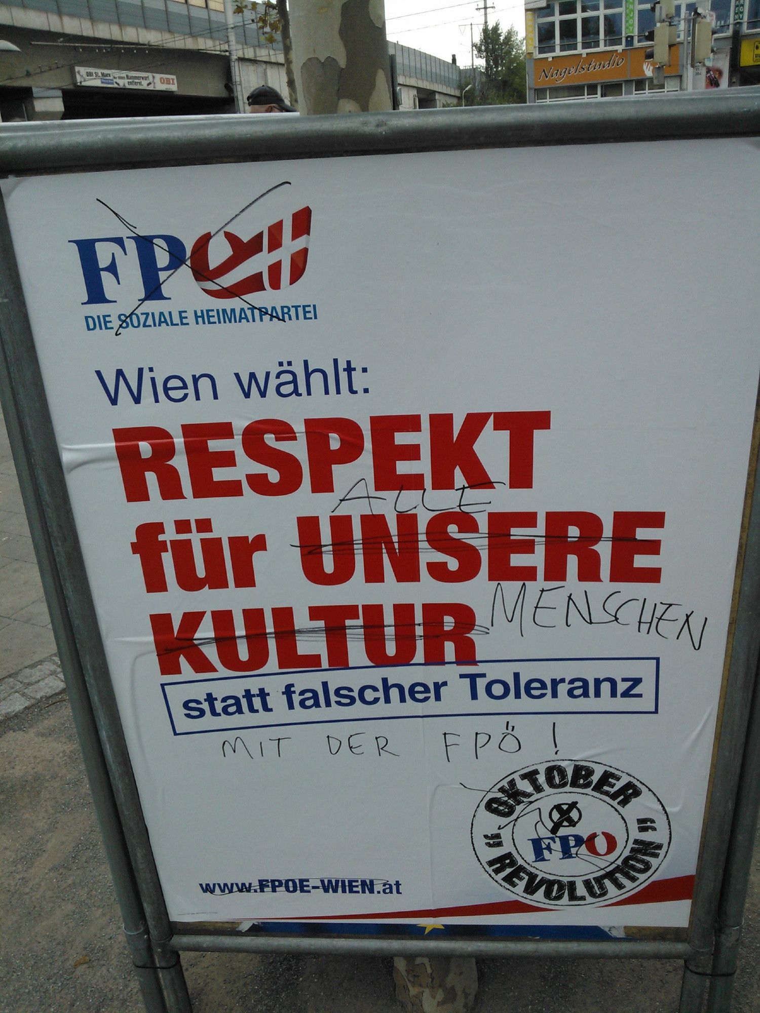 Ein Plakat der rassistischen und rechtsextremen FPÖ.
Darauf stand ursprünglich: "Wien wählt: Respekt für unsere Kultur statt falscher Toleranz".
Jemand hat das FPÖ-Logo durchgestrichen und die Botschaft verändert. Nun steht da: "Wien wählt: Respekt für alle Menschen statt falscher Toleranz mit der FPÖ!"