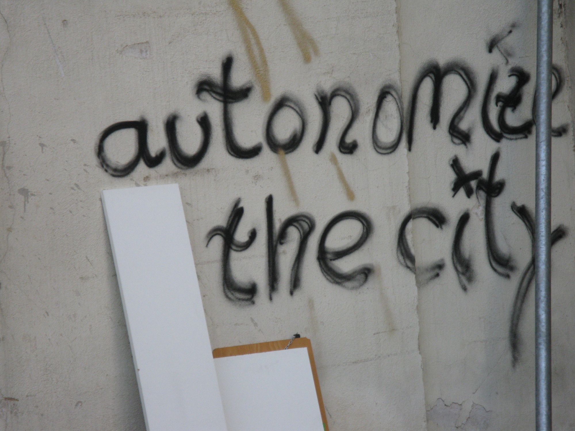 An eine Wand hat jemand geschrieben: "Autonomize the city"