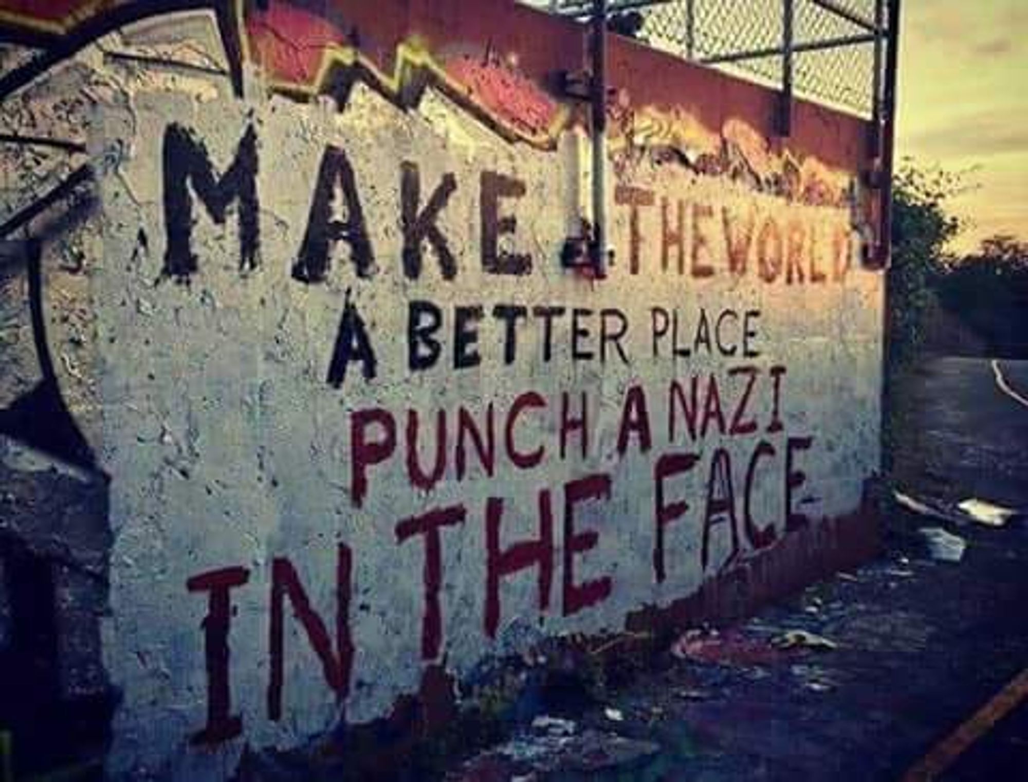 Ein Graffiti:
"Make the world a better place,
punch a nazi in the face"