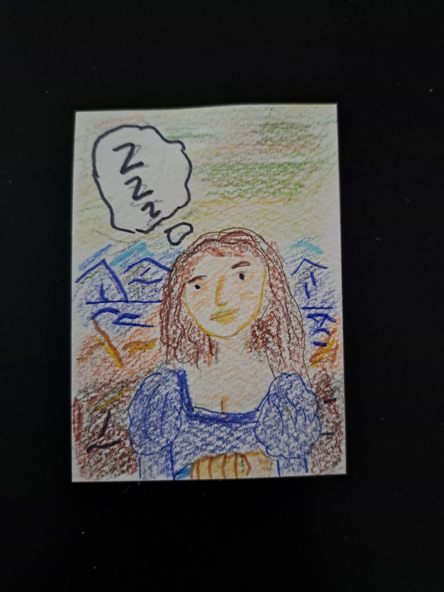 Ein einfaches Buntstift Gemälde des Werks Mona Lisa. Sie hängt leicht schief und in einer Gedankenblase ist das Schlaf z abgebildet.