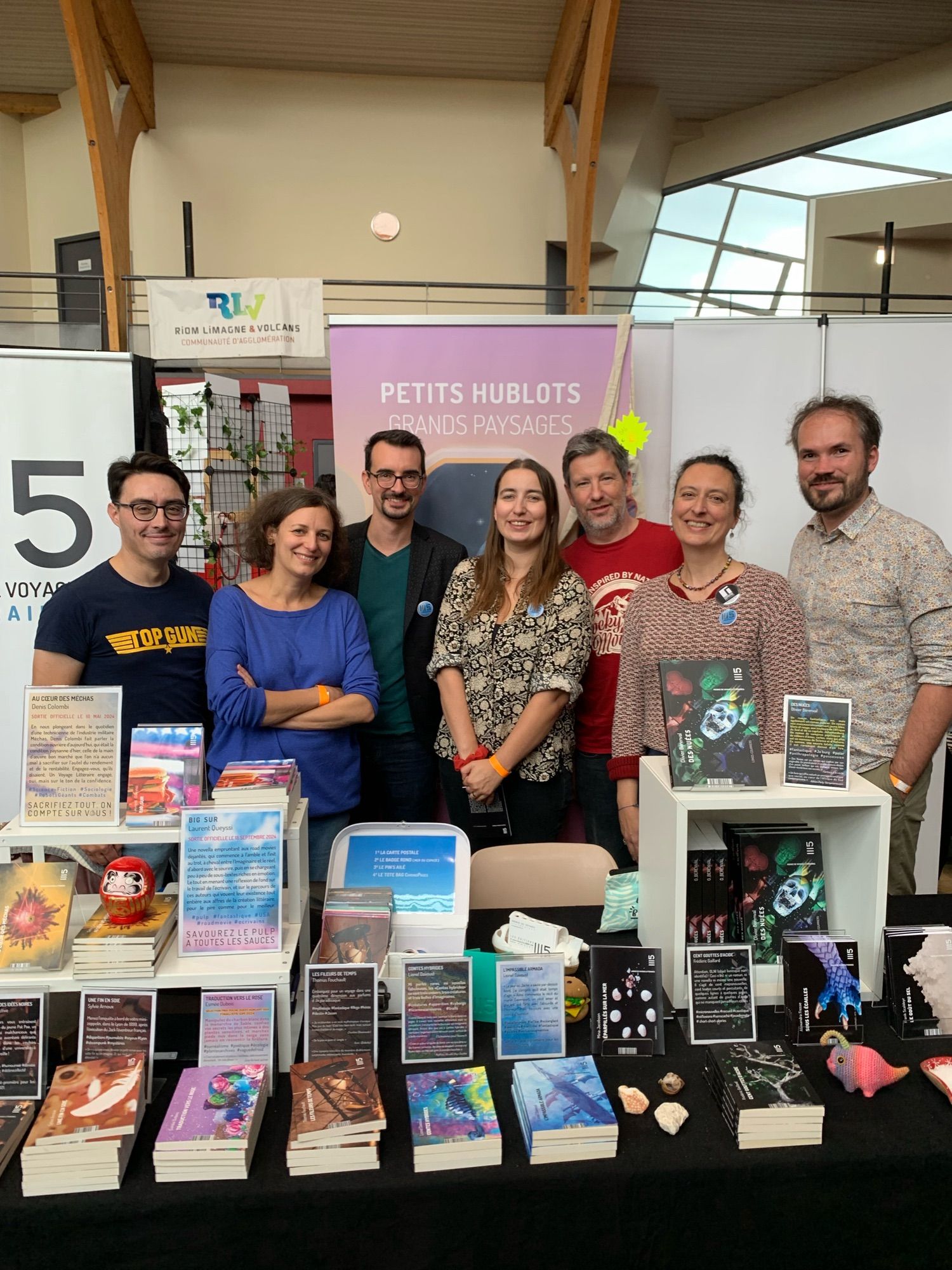 Stand édition 1115 avec Marge Nantel, Pierre Léauté, Mina Jacobson, Emmanuel Quentin, Alexandra Fresse et Thomas Fouchault.
Et moi.