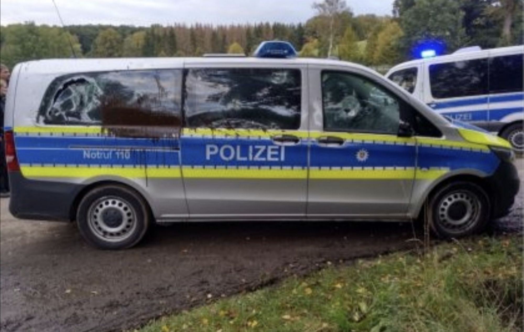 ein polizeiauto mit zerstörten scheiben