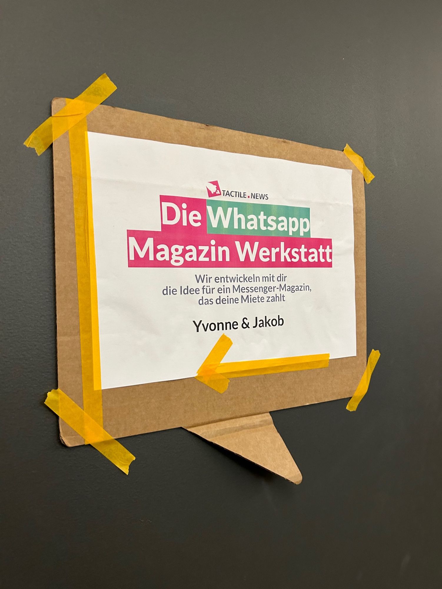 Plakat mit der Aufschrift „Die WhatsApp Magazin Werkstatt.“