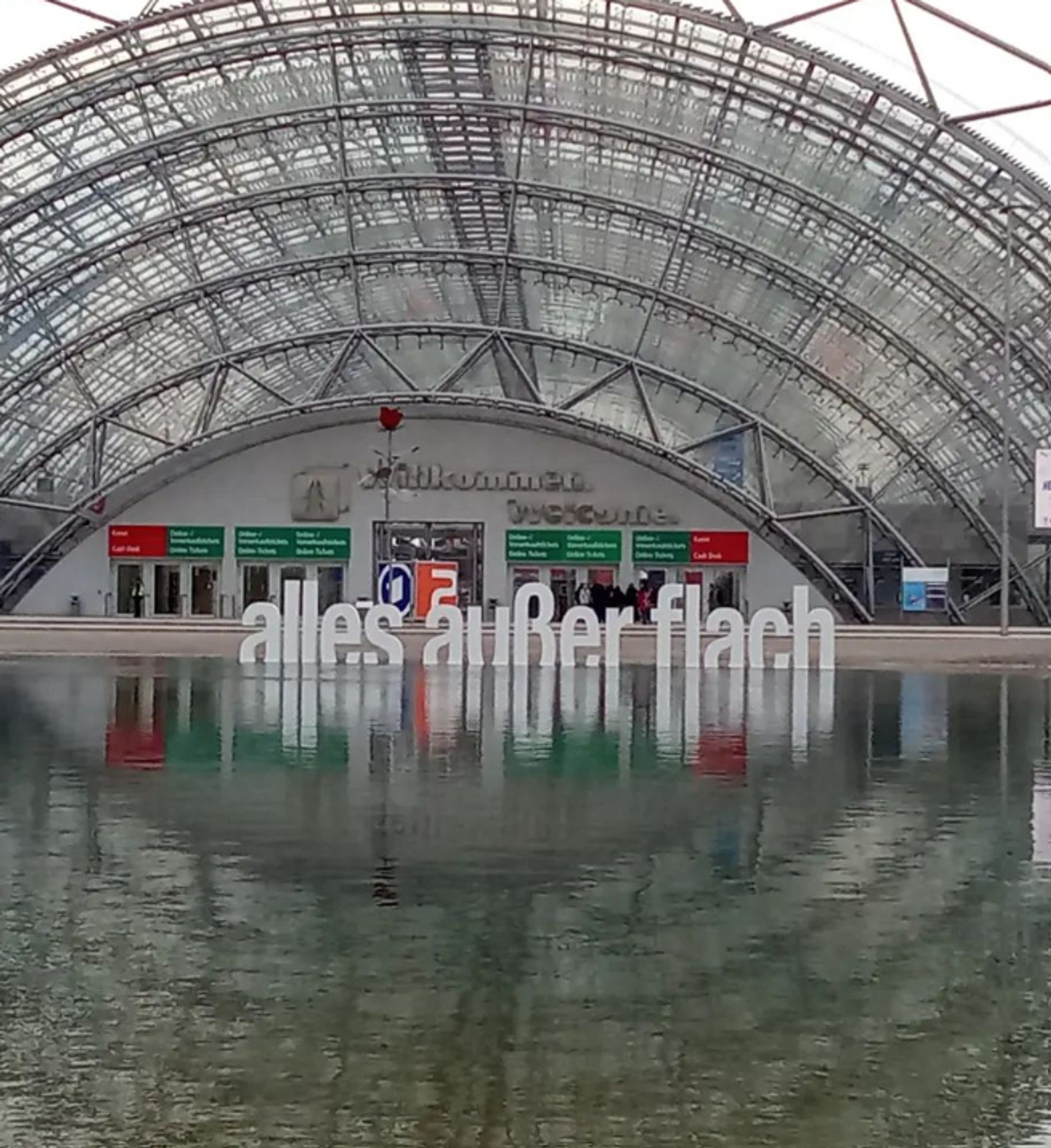 Vor der Glashalle der Leipziger Neuen Messe, das Buchmessemotto des Gastlandes in Buchstaben, die im vorgelagerten Messeteich aufgestellt wurden.