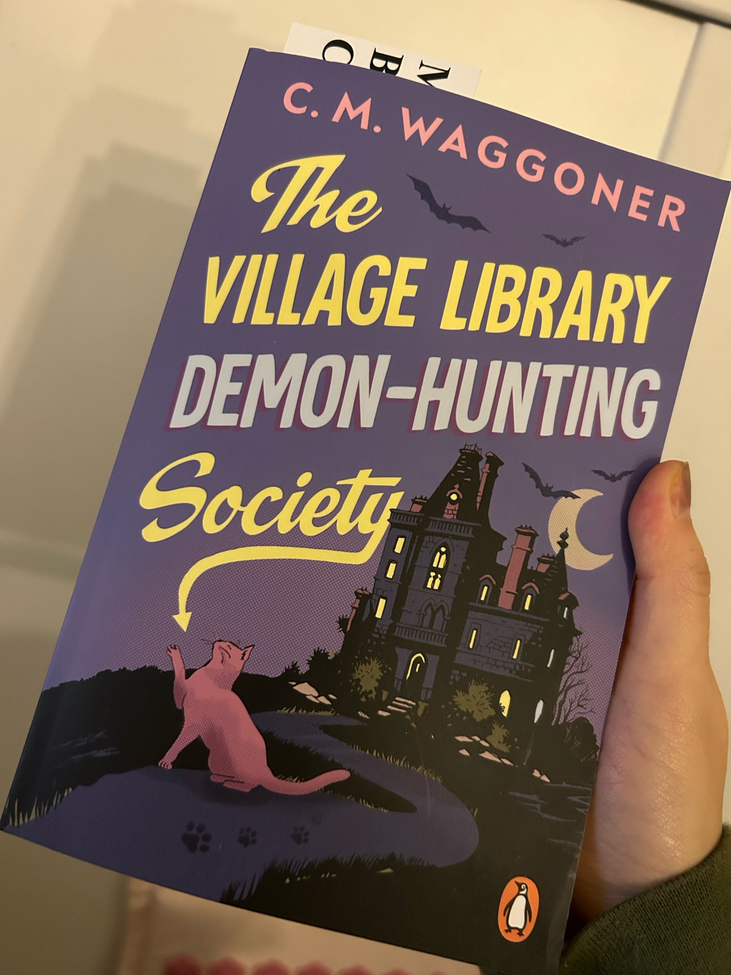 The Village Library Demon-Hunting Society by C.M. Waggoner:夜の洋館から細い道が伸びていて、その途中に猫が一匹佇んでいる