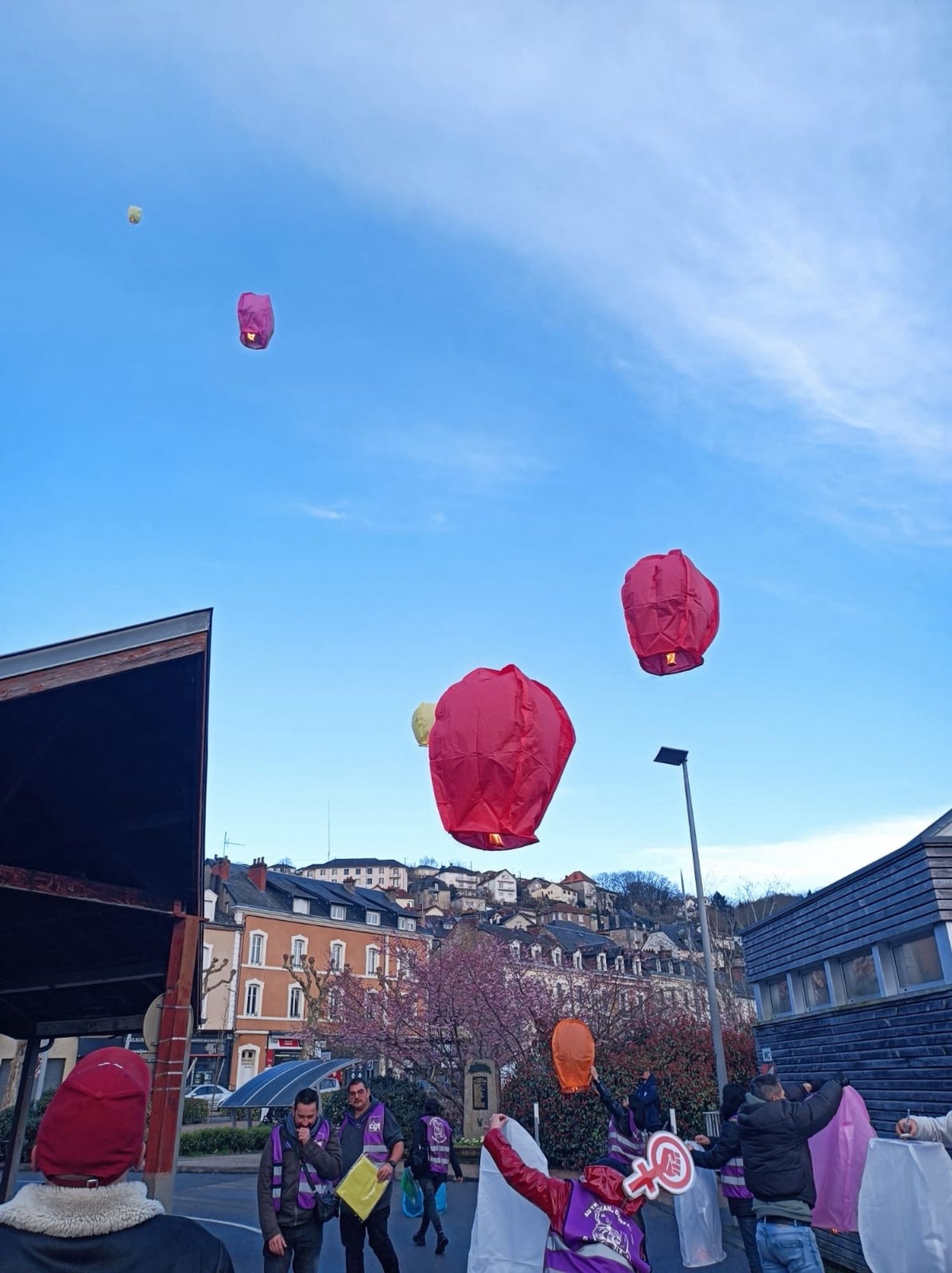 Lâcher de lanternes manifestation du 8 mars 2024 à Tulle et Brive