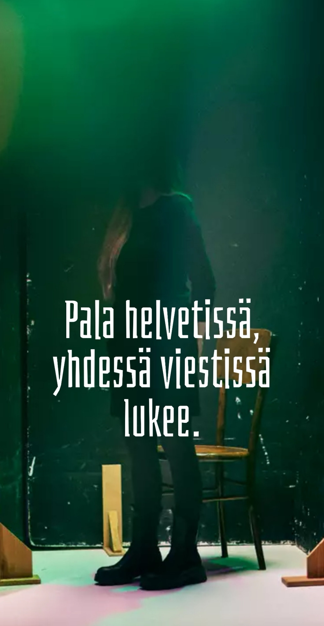 Nainen seisoo mustassa mekossa ja maihareissa, kasvot on sumennettu. Kuvan päällä on teksti "pala helvetissä, yhdessä viestissä lukee." 