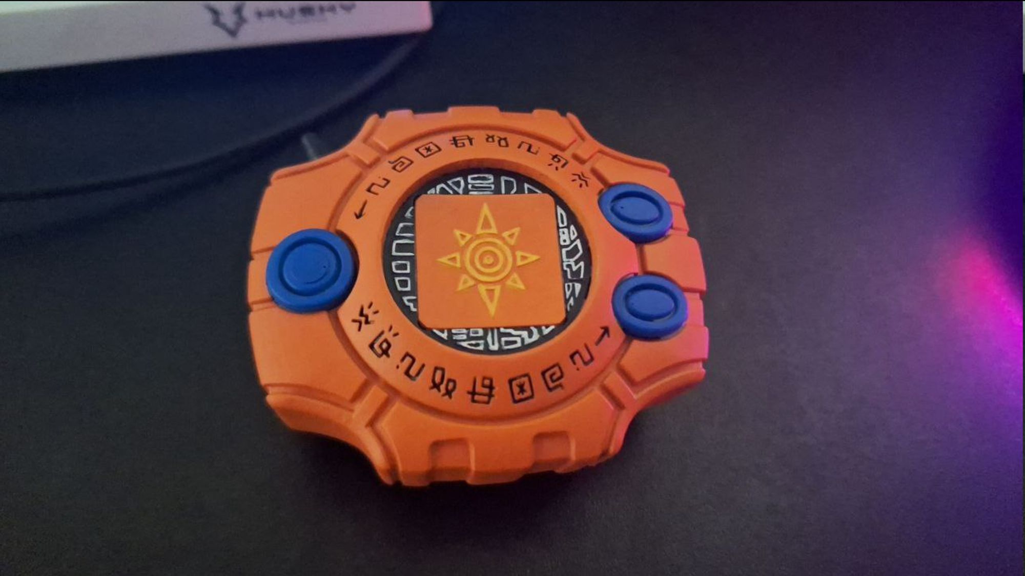 figura em resina de um digivice da coragem, do anime Digimon Adventure