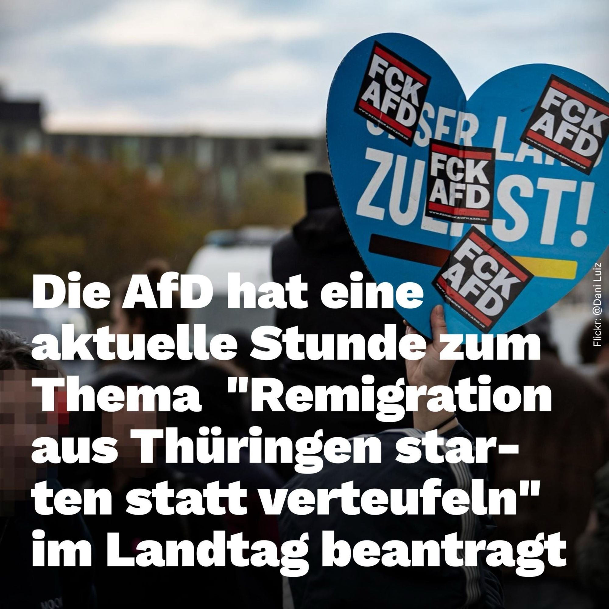 Auf dem Sharepic steht: die AfD hat eine aktuelle Stunde zum Thema „Remigration aus Thüringen starten statt verteufeln“ im Landtag beantragt. Dahinter sieht man eine Kundgebung, wo ein ehemaliges AfD Plakat das mit FCK AFD überklebt ist hochgehalten wird.