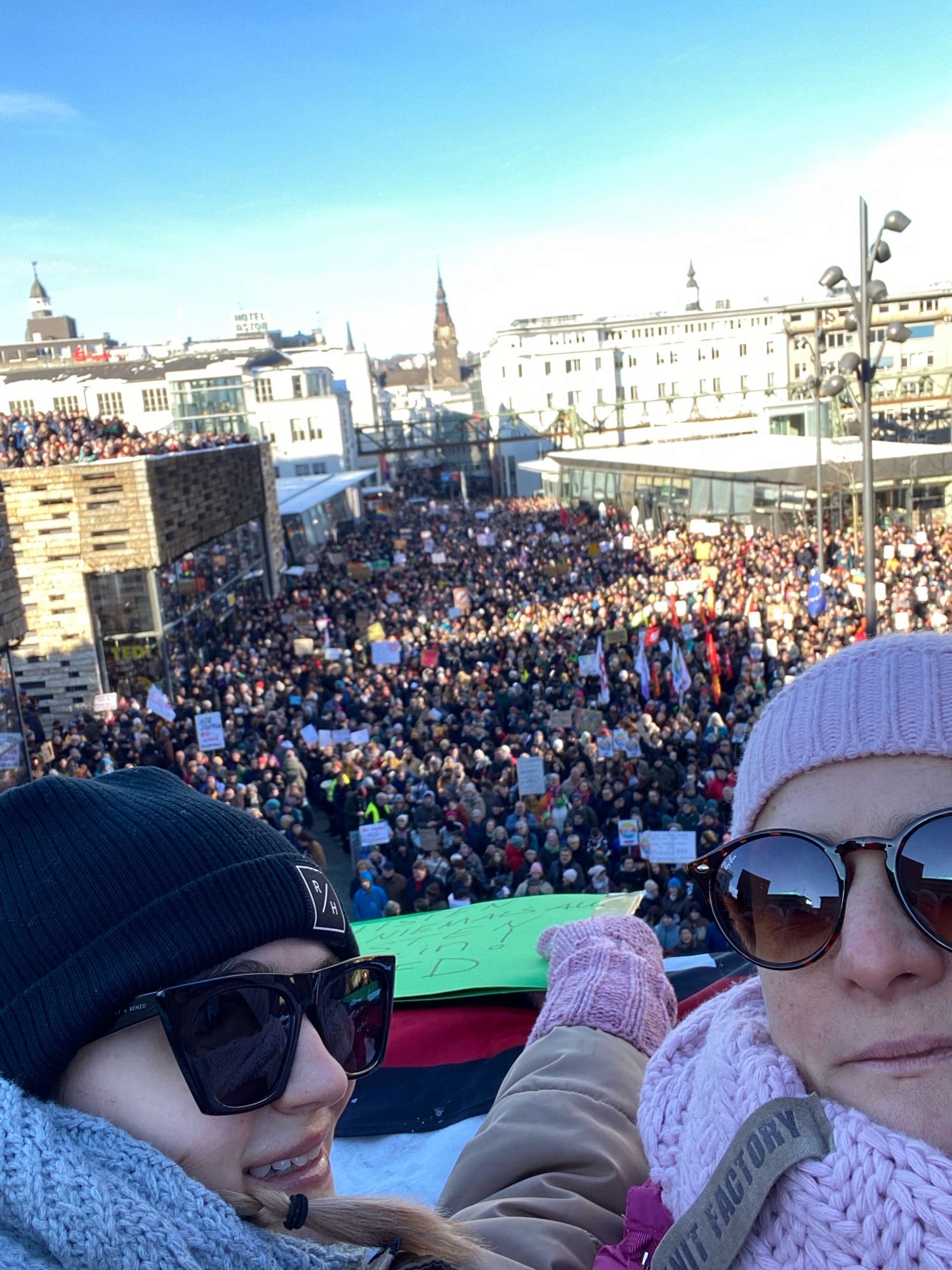 Migrantifaschistaselfie mit Blick auf die Menge