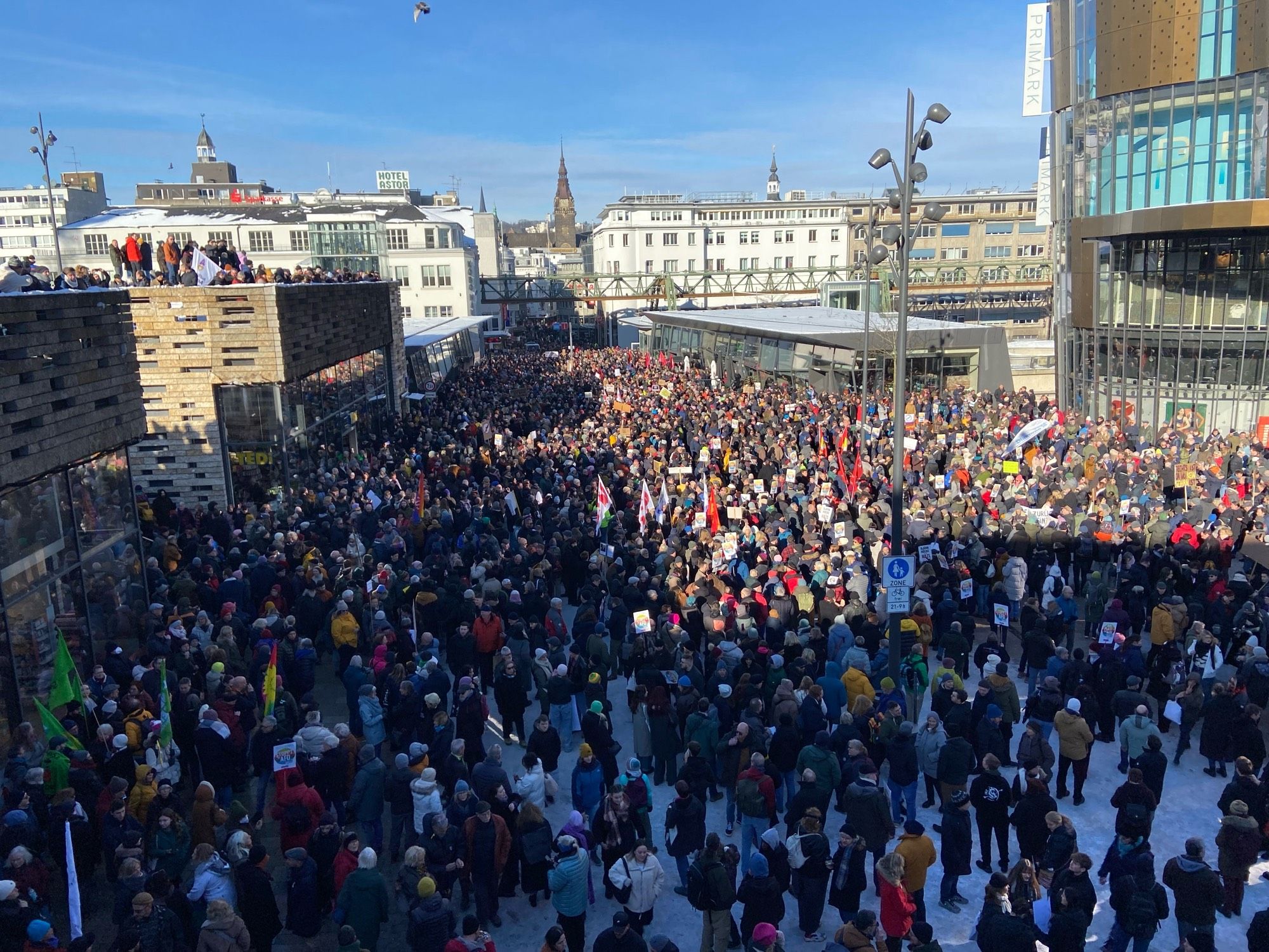 Hier sieht man die Menschenmenge vor dem Wuppertaler Hauptbahnhof ✊🏽✊🏽✊🏽