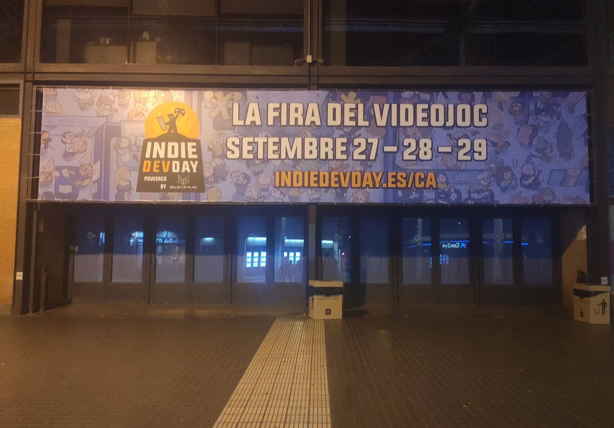 Puerta de La Farga, donde se celebra el Indiedevday unas horas después del cierre. Cartel del evento encima de la puerta