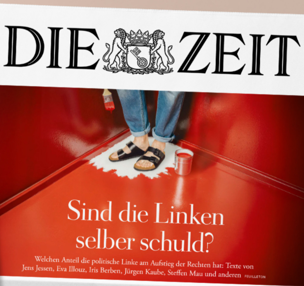 Cover der neuen „DIE ZEIT“: Sind die Linken selber schuld?
Welchen Anteil die politische Linke am Aufstieg der Rechten hat: Texte von Jens Jessen, Eva Illouz, Iris Berben, Jürgen Kaube, Steffen Mau und anderen FEUILLETON